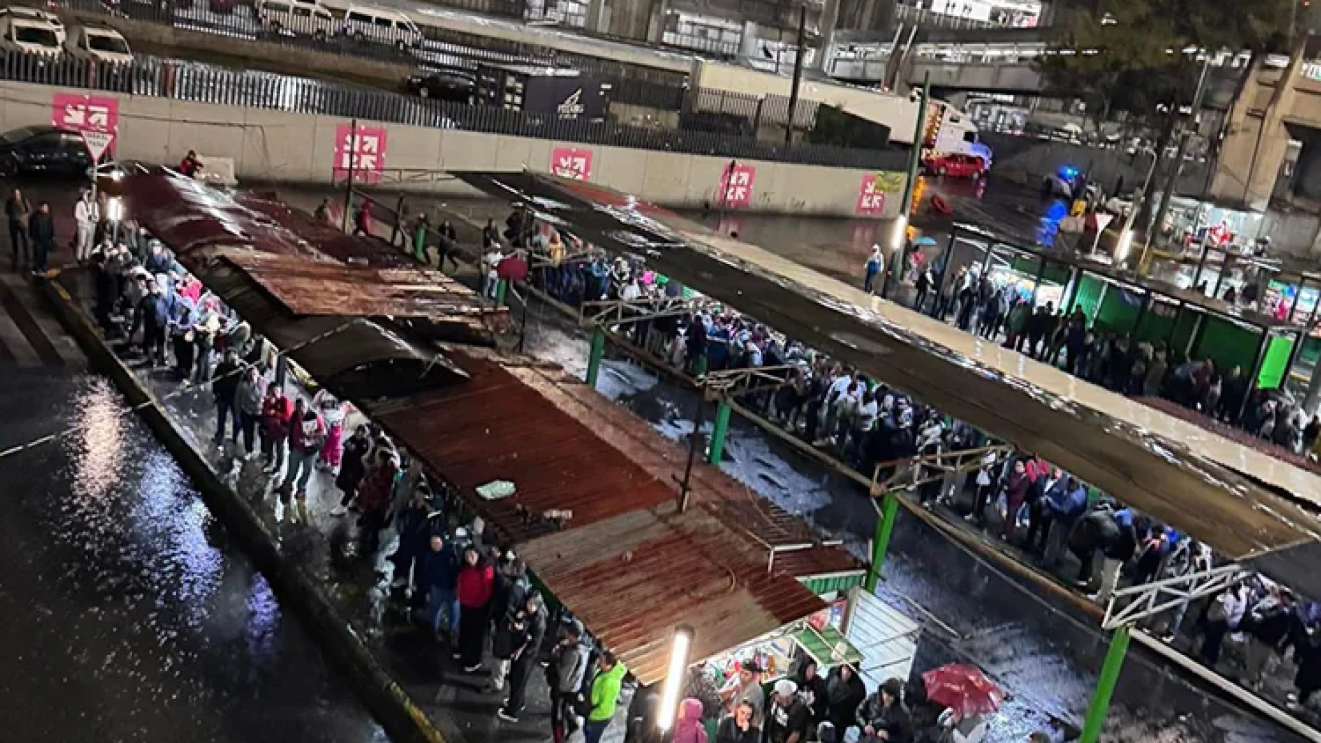 Graves inundaciones paralizan Línea A del Metro CDMX entre Pantitlán y La Paz