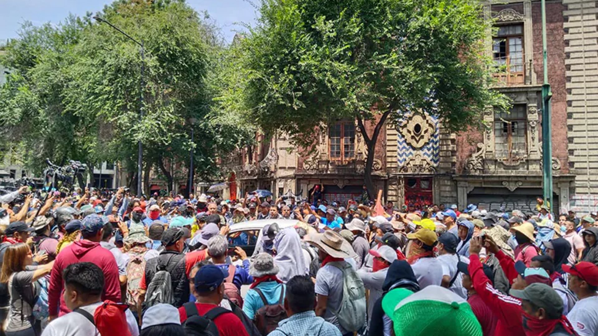 Intento de portazo en Segob desata trifulca entre CNTE y presuntos miembros de Ceteg