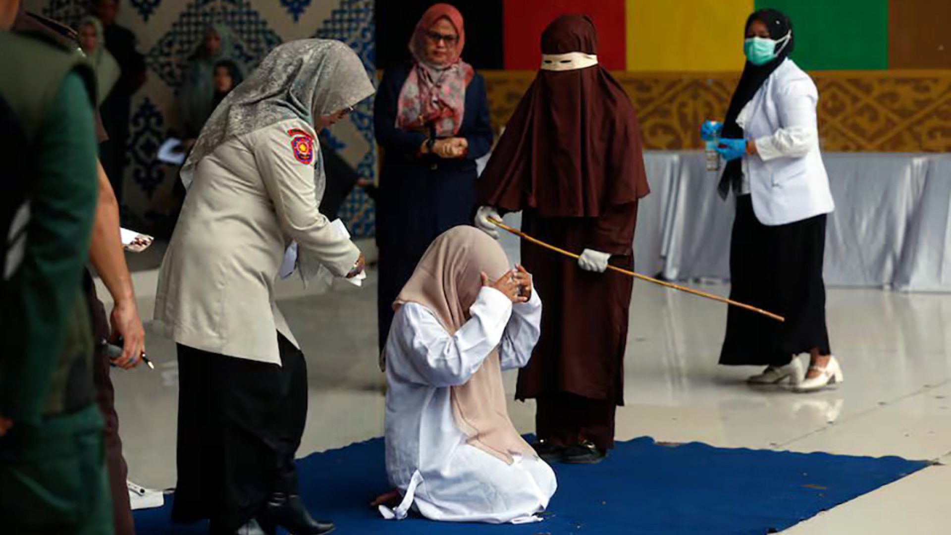 Condenan a 100 latigazos a mujer en Indonesia