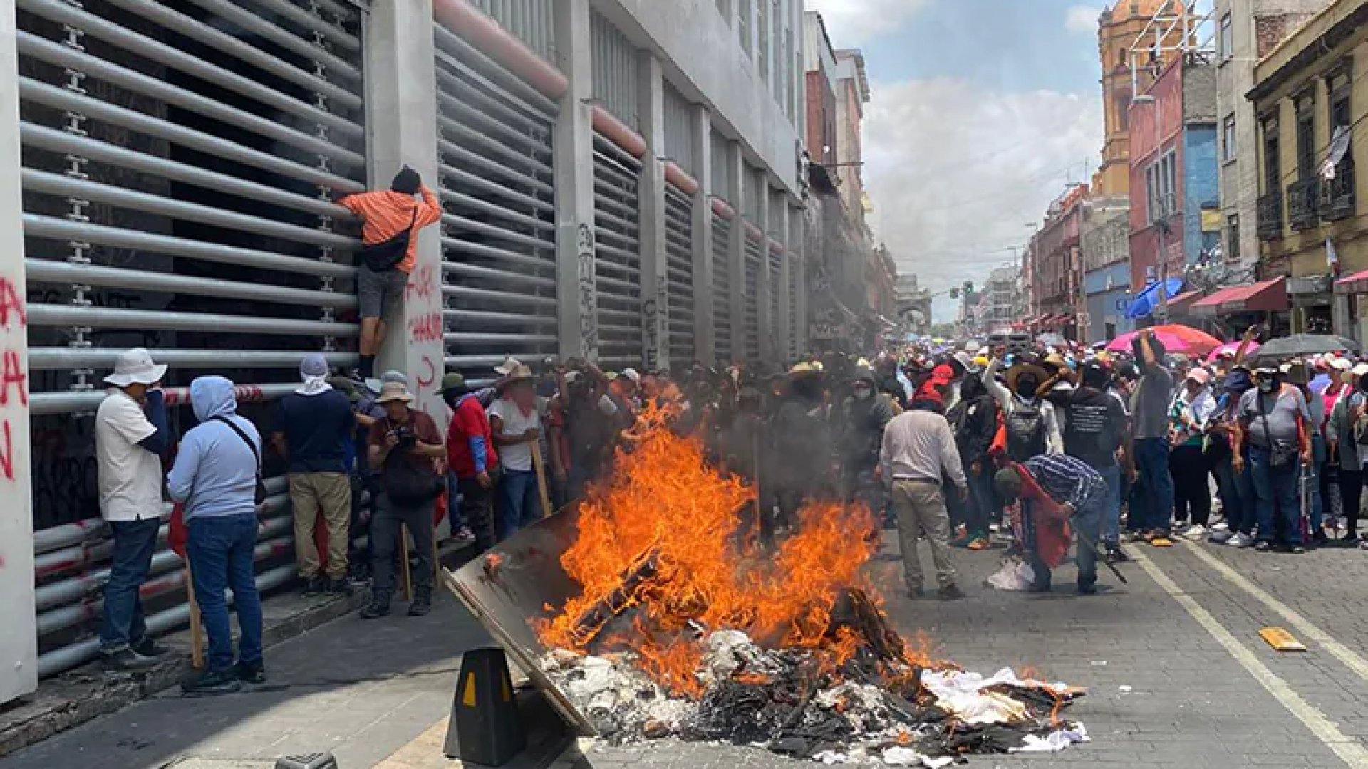 Peligro en CDMX: Maestros de la CNTE irrumpen e incendian edificio del SNTE