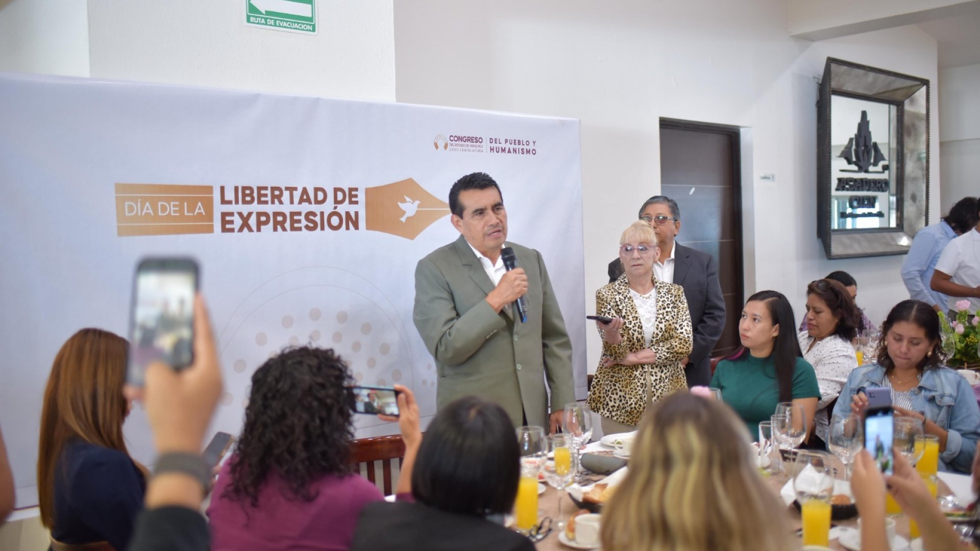 Bautista: prensa crítica evita caos gubernamental