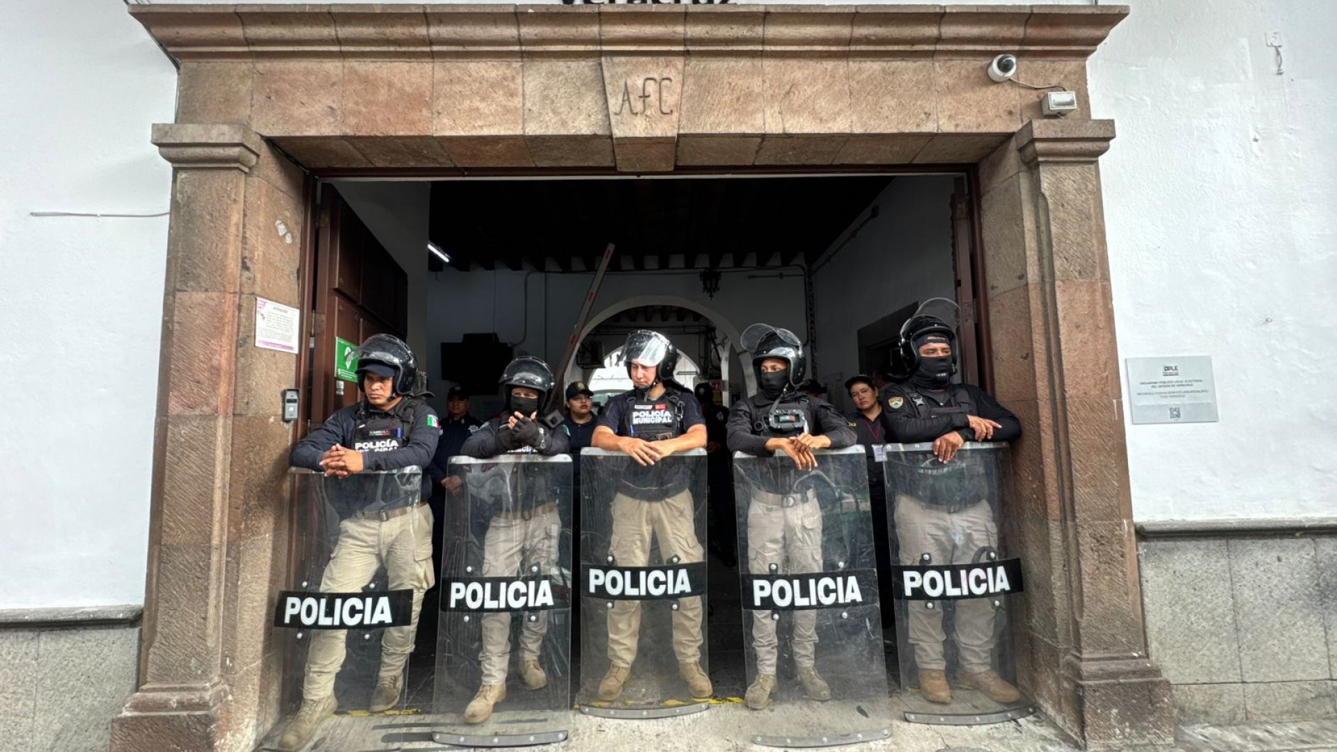 Protestas y resguardo policial en el OPLE Veracruz