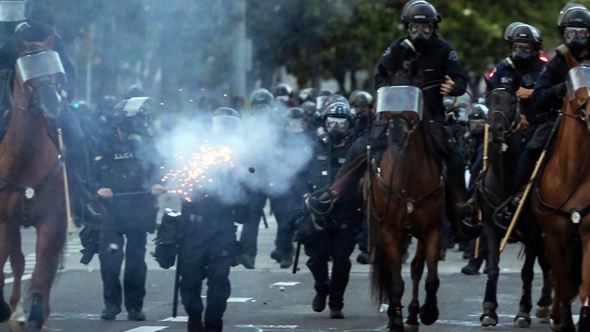 Trump envía militares a Los Ángeles y culpa a “insurrectos”