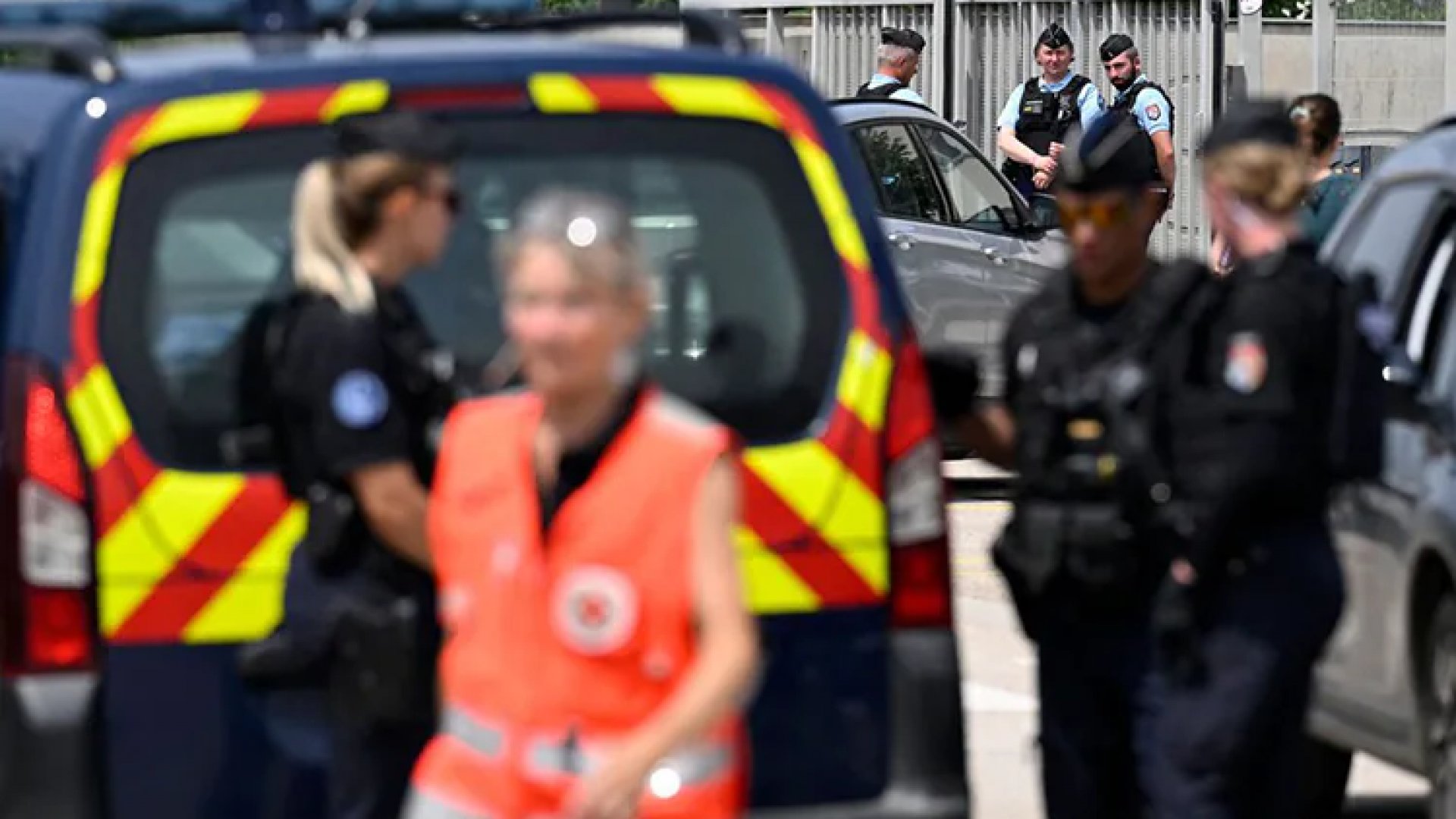 Francia: Alumno de 14 años apuñala a asistente escolar; Macron condena el asesinato