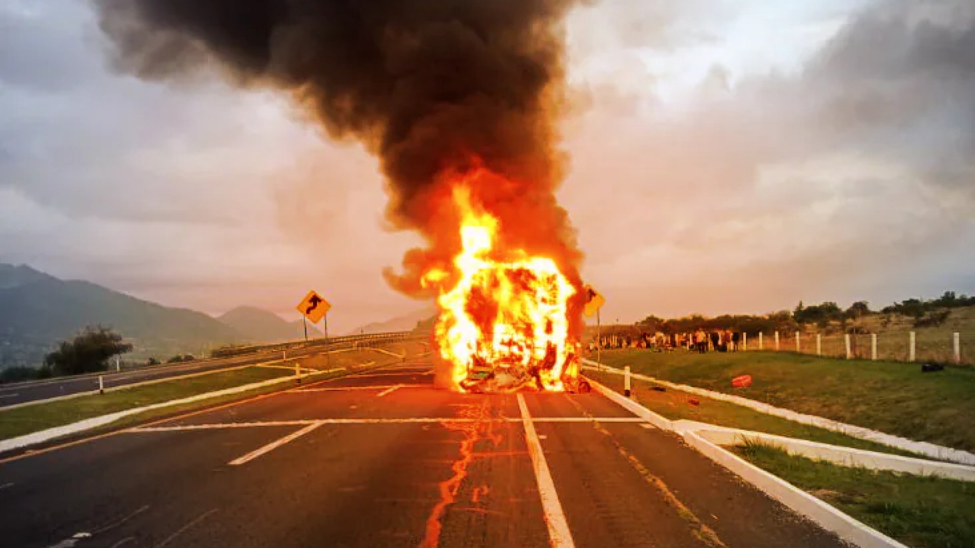 Autobús que salió de Xalapa se incendia en autopista de Michoacán. ¿Y los pasajeros?