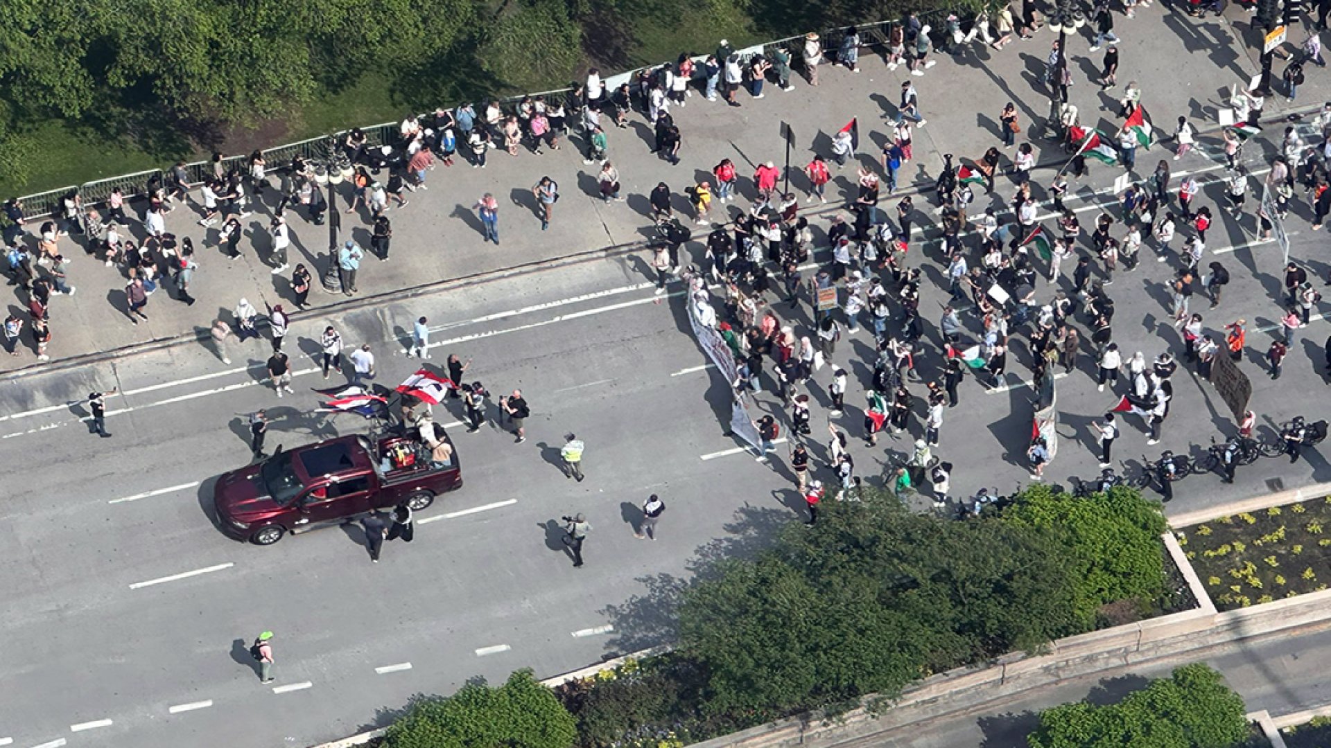 Manifestantes exigen fin a redadas migratorias