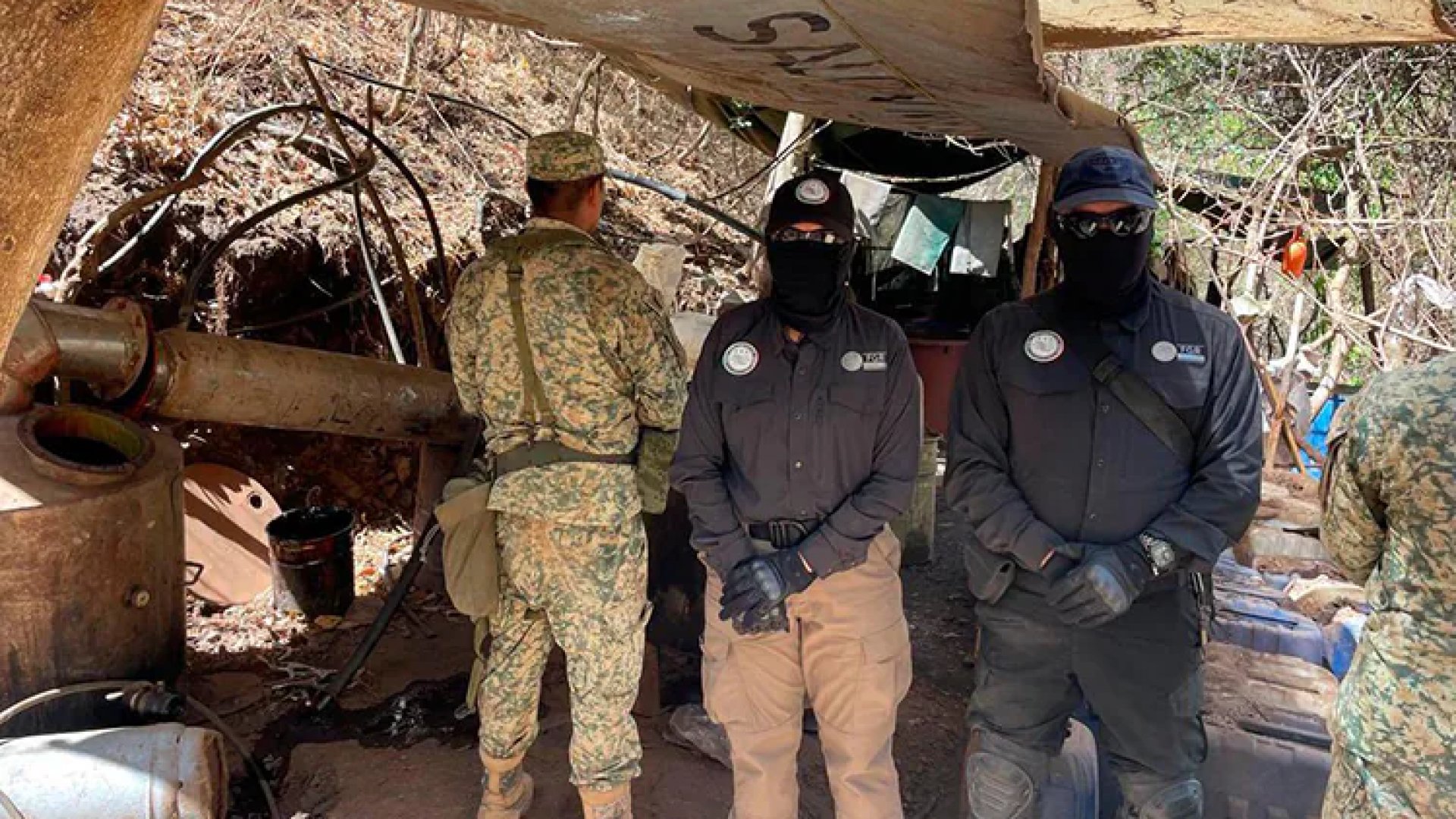 FOTOS | En Durango, aseguran laboratorio clandestino y pista de aviones del narco