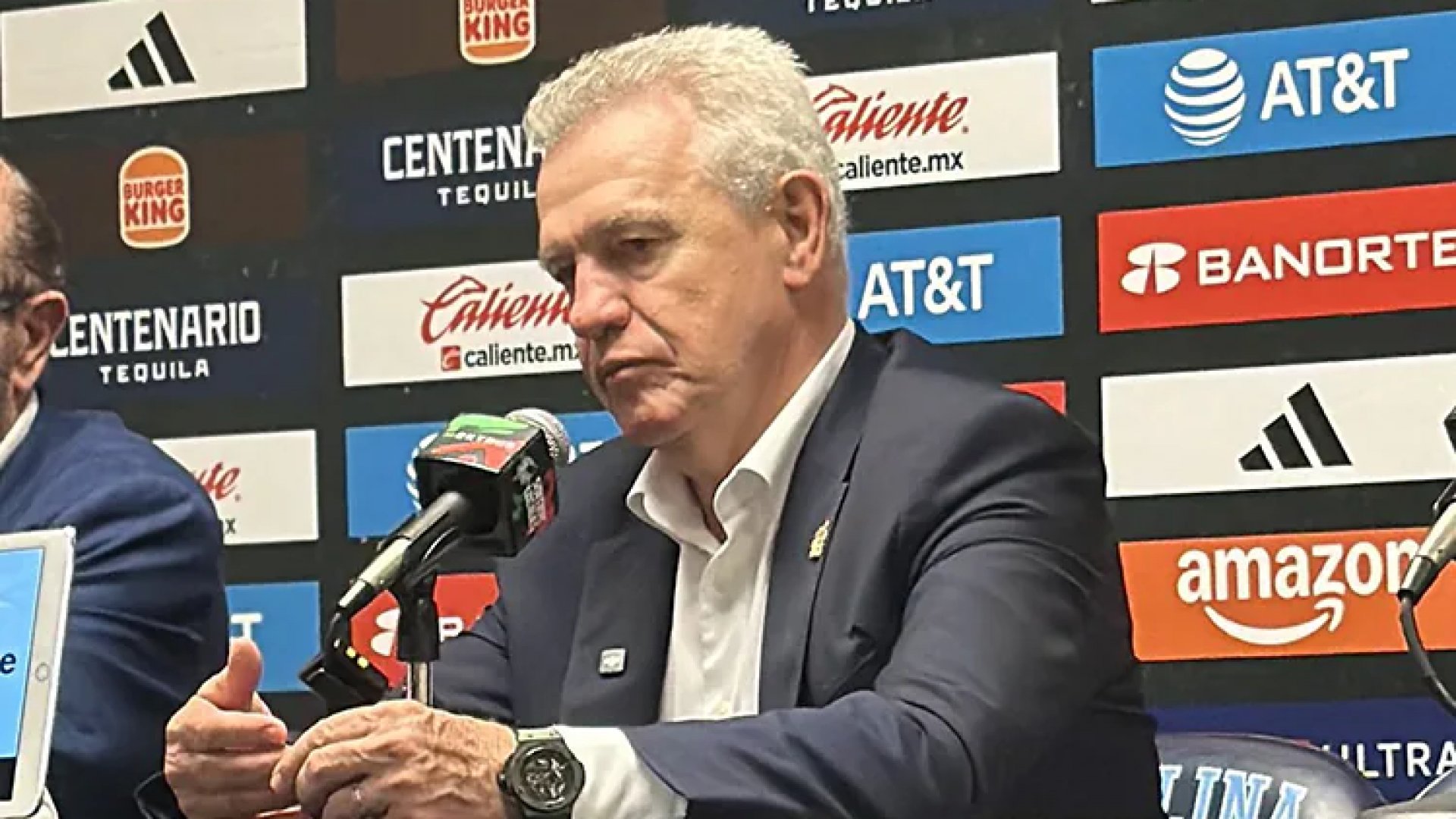 Javier Aguirre critica a Raúl Jiménez y Santiago Giménez por “güeyes”
