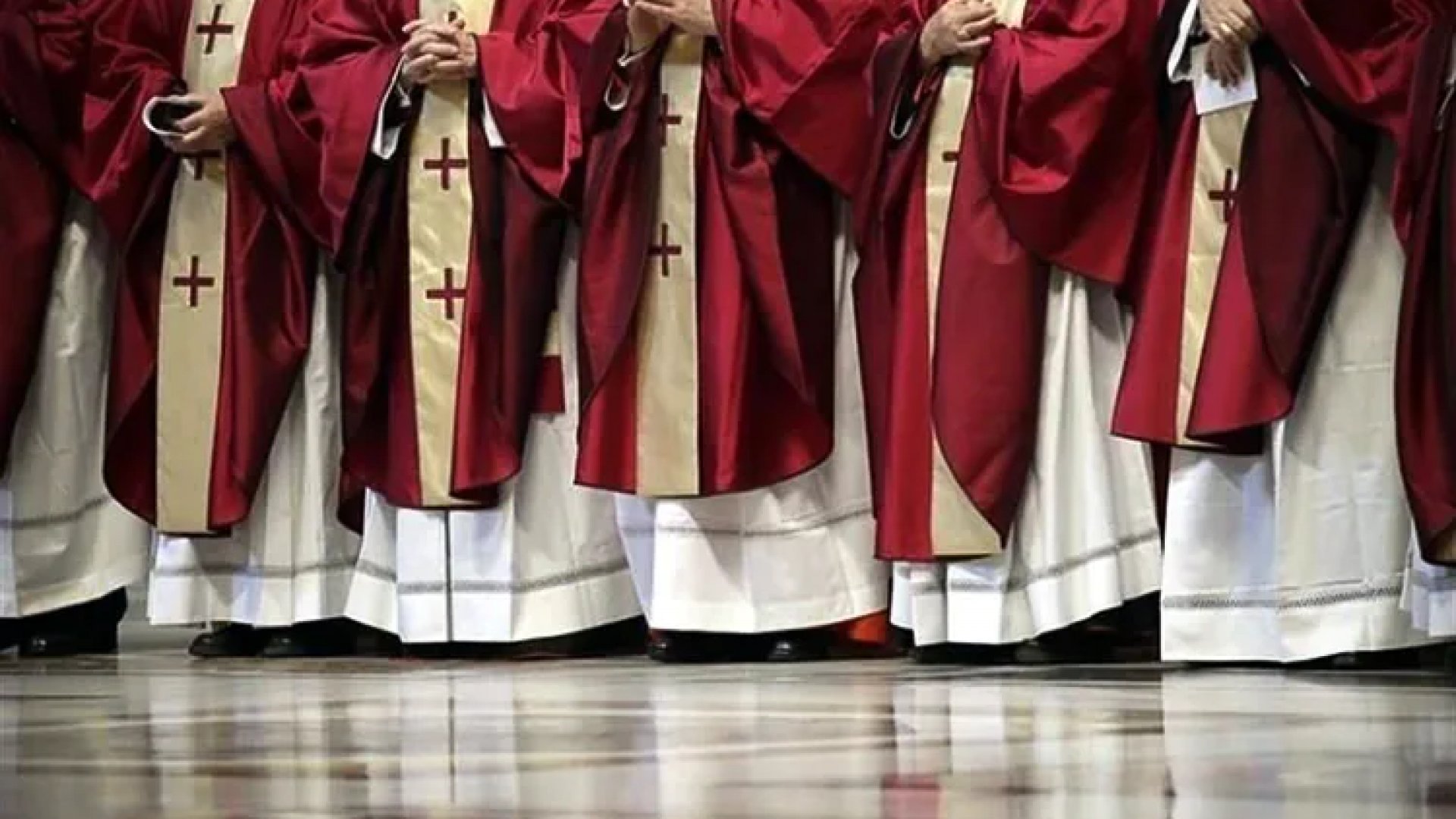 Detienen al sacerdote Antonio Cabrera en AICM por violación