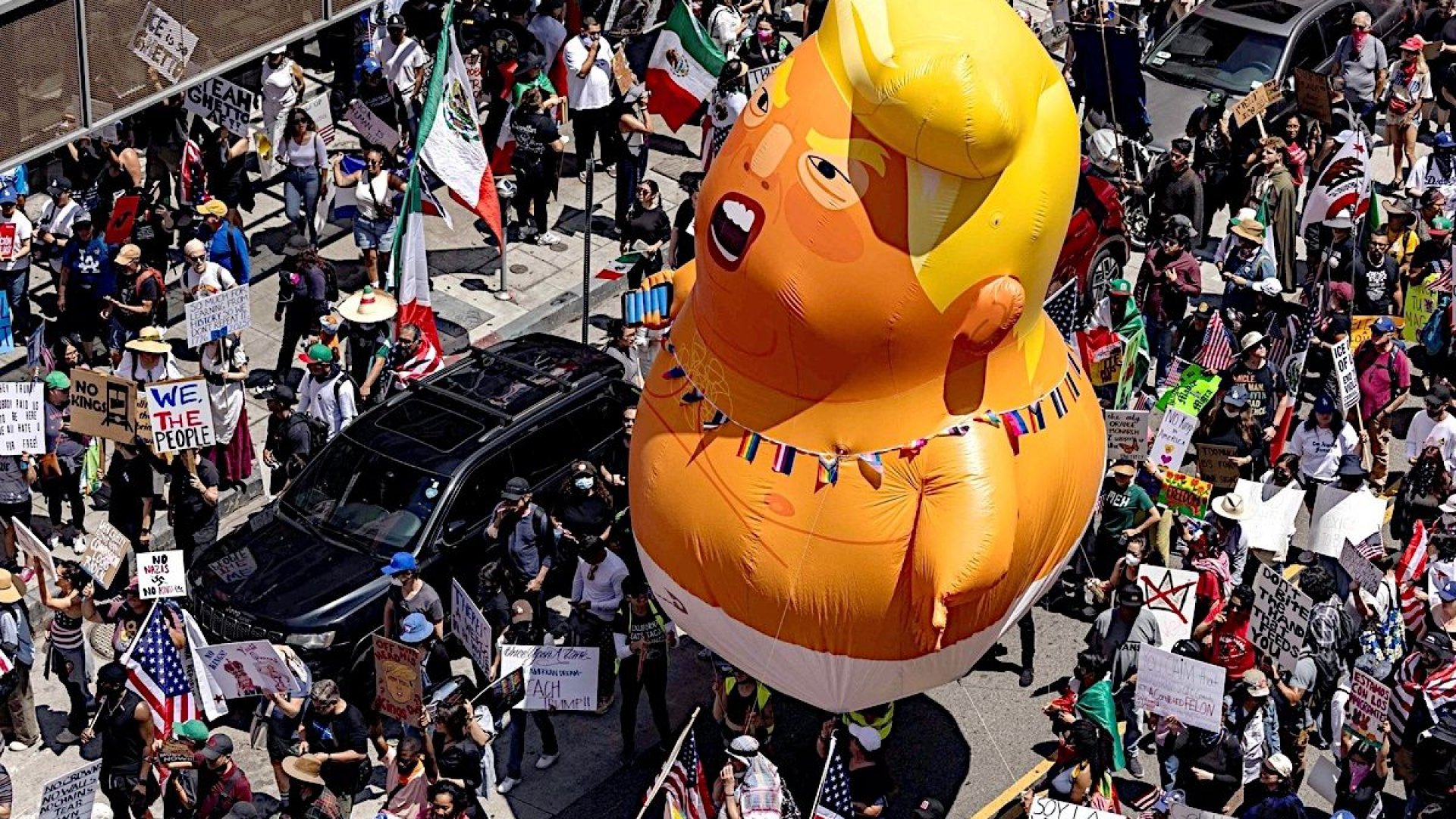 Desfile de Trump coincide con crimen político y protestas
