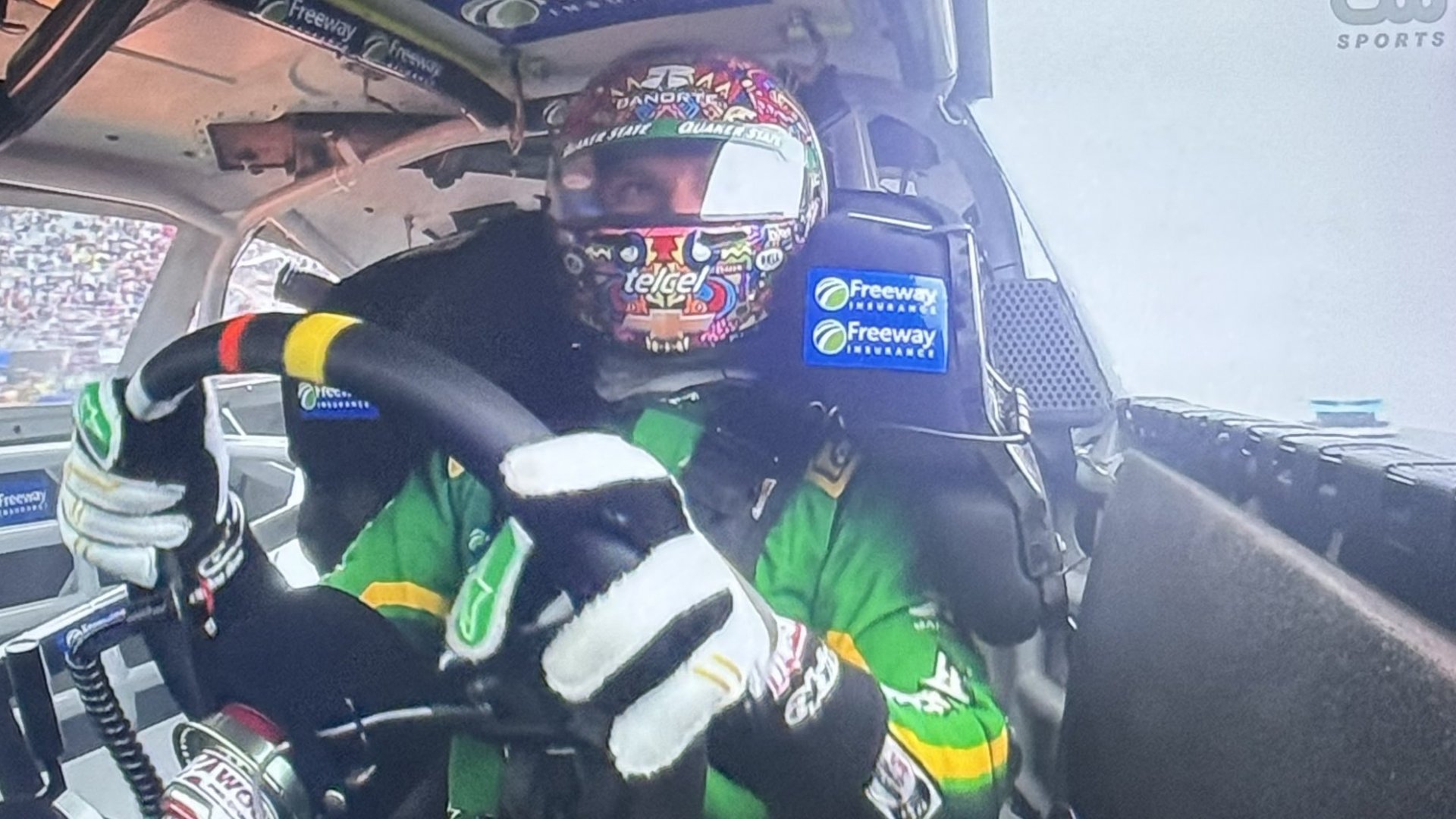Daniel Suárez gana en CDMX tras salir último en Xfinity Series