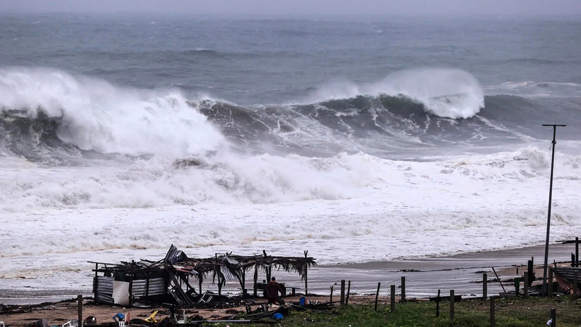 Dalila se aleja pero mantiene lluvias intensas en occidente