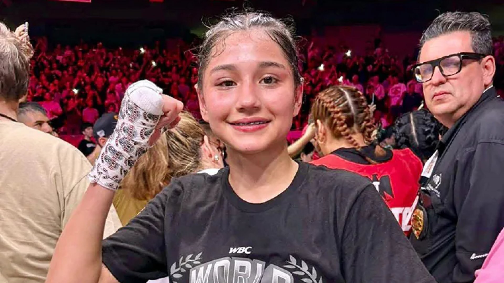 Camila Zamorano, la campeona más joven del mundo, regala cinturón del título a su padre