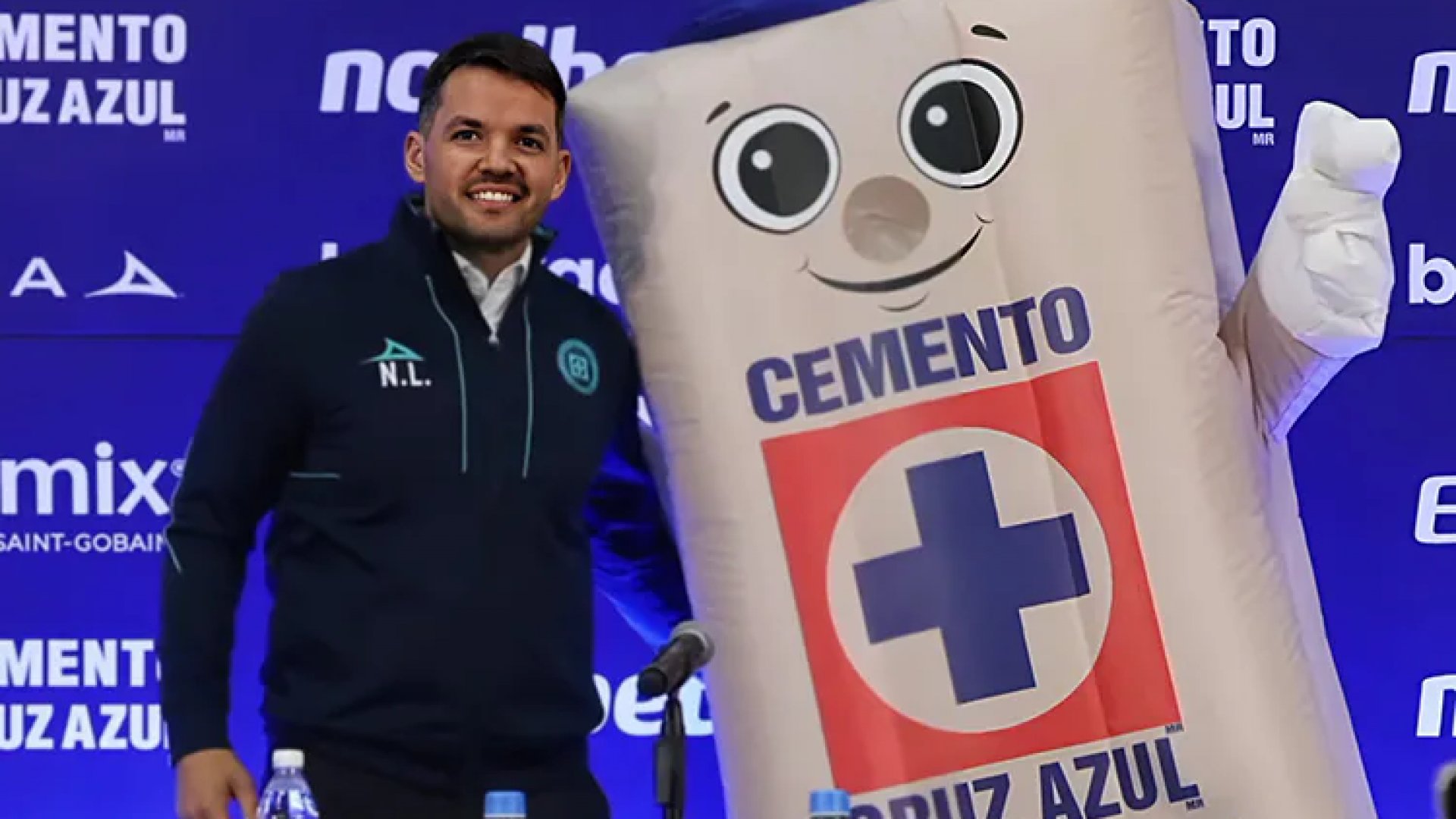 Cruz Azul oficializa a Nicolás Larcamón como su nuevo DT tras conquistar la Concacaf