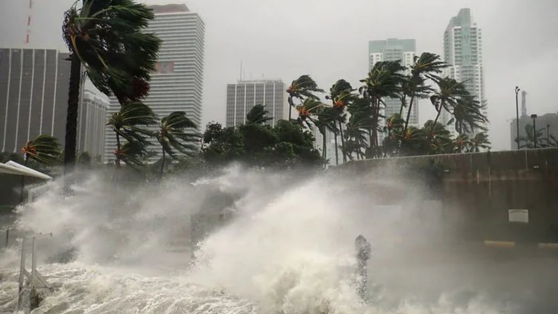 Erick ya es huracán categoría 1; traerá lluvias de muy fuertes a torrenciales a 14 estados