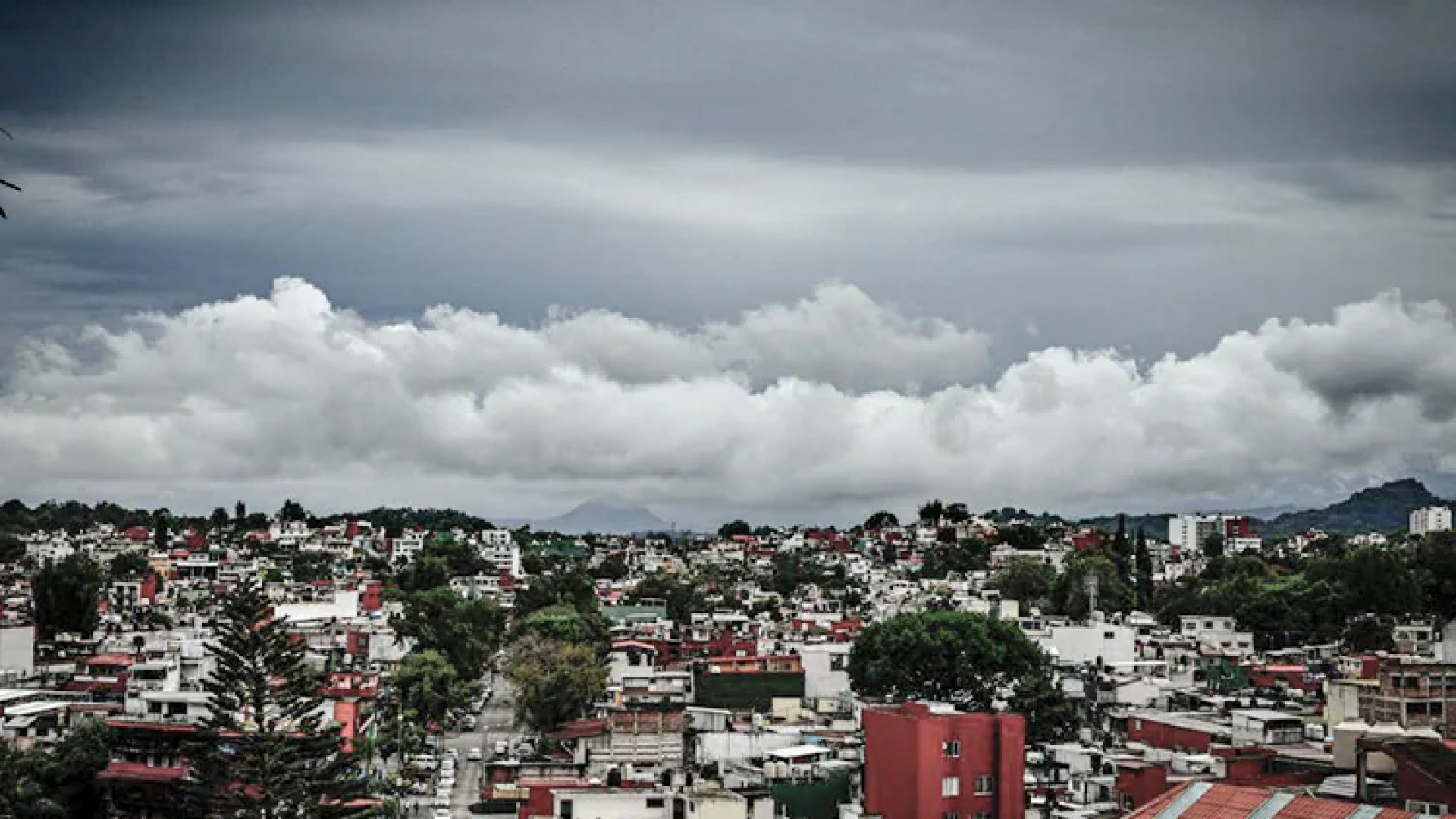 Emiten alerta en Xalapa por efectos del huracán Erick