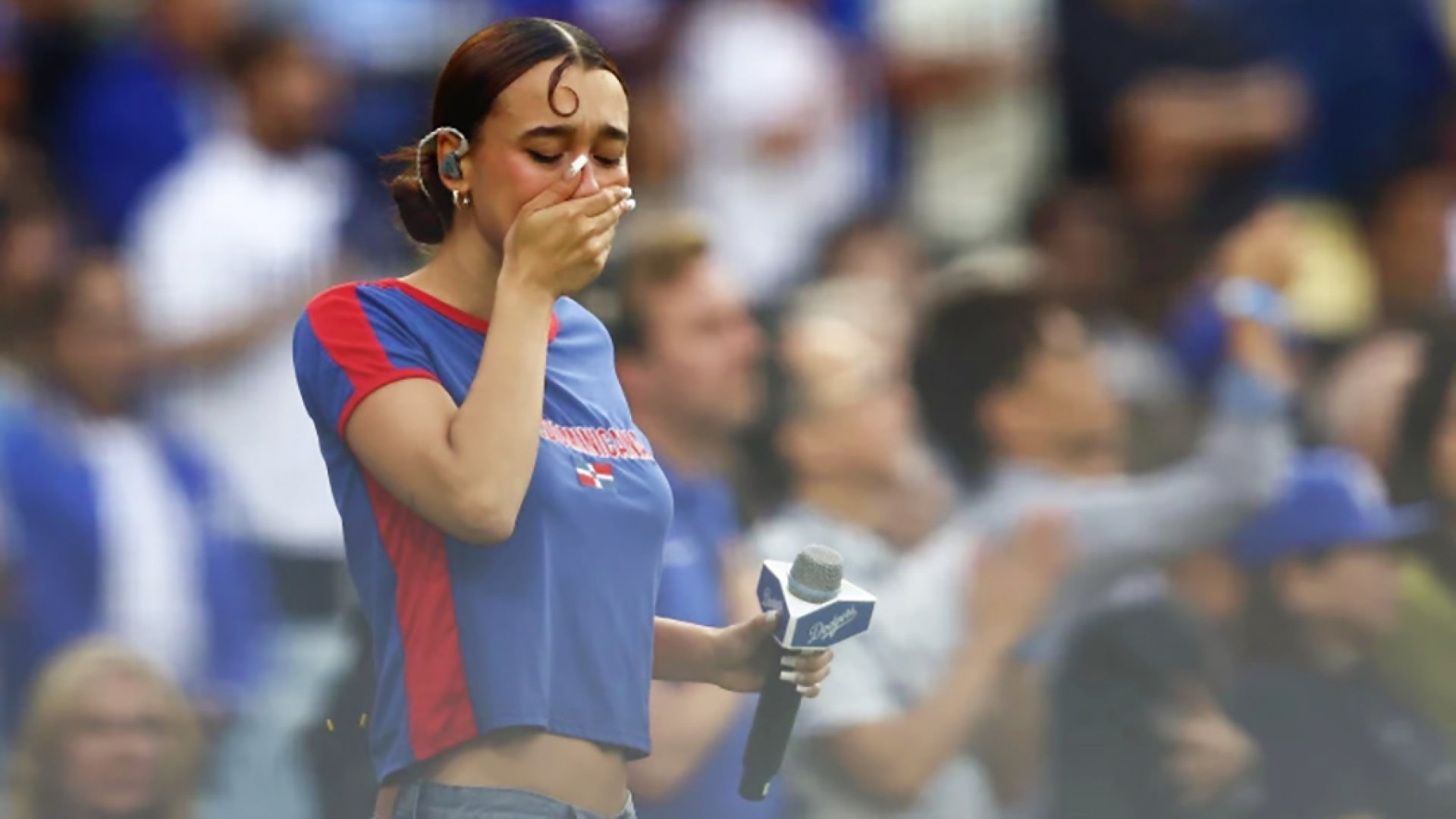 Nezza canta himno en español; Dodgers enfrentan críticas