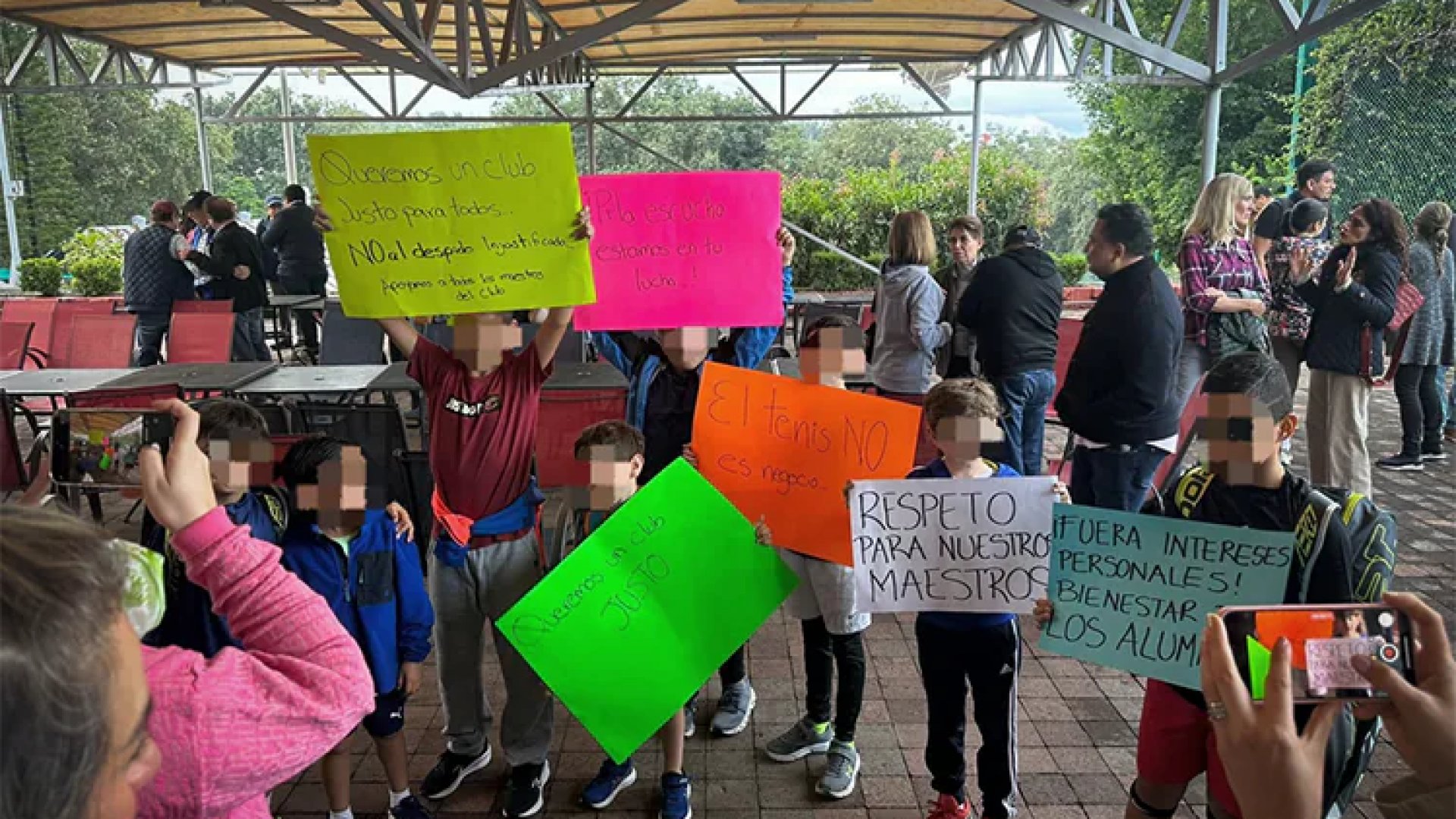 Socios del Club Britania Xalapa protestan por “cuota excesiva” y desfalco millonario
