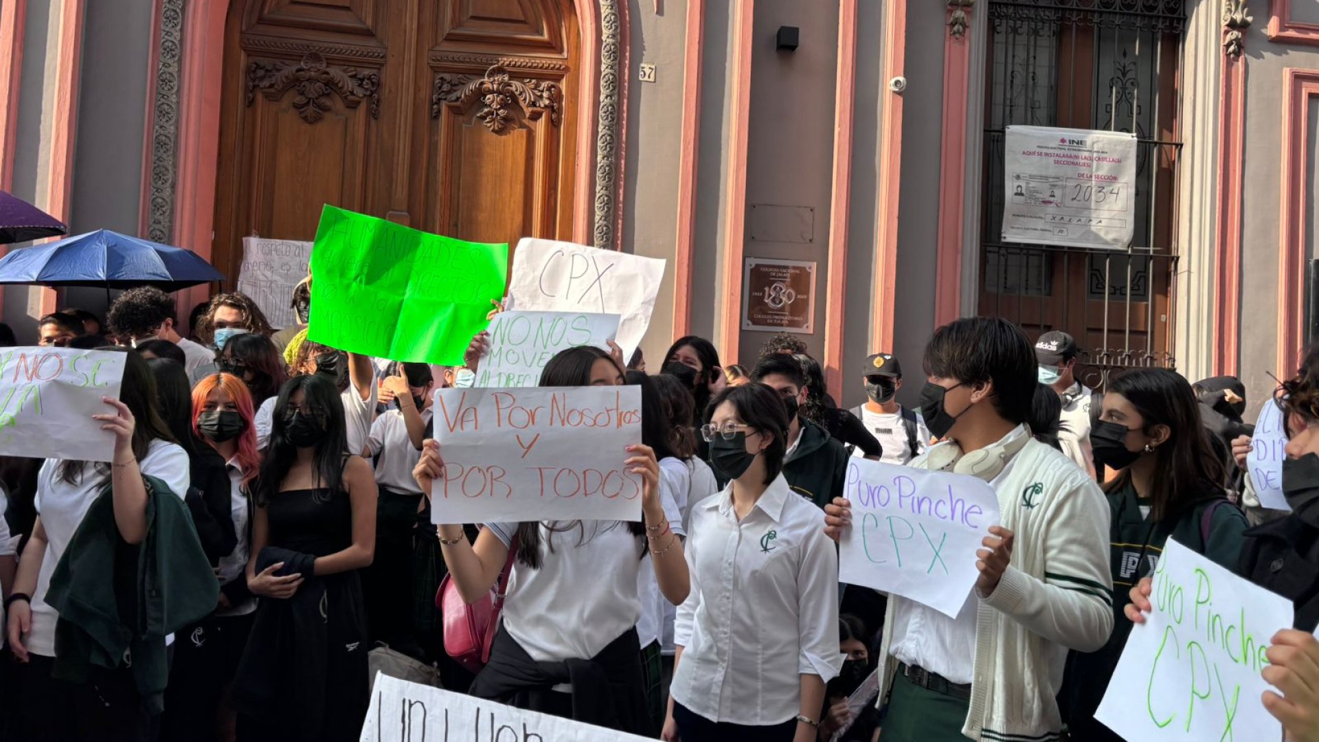 Padres y alumnos mantienen plantón indefinido en apoyo a Luis Manuel González