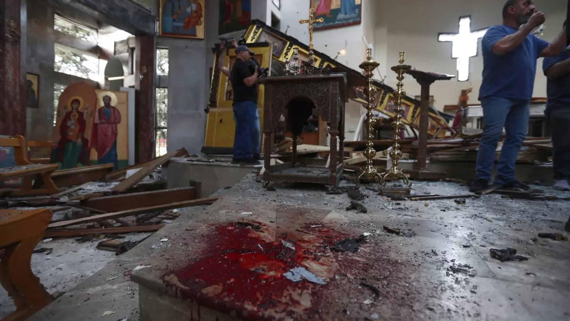Atacante suicida mata 13 en iglesia siria