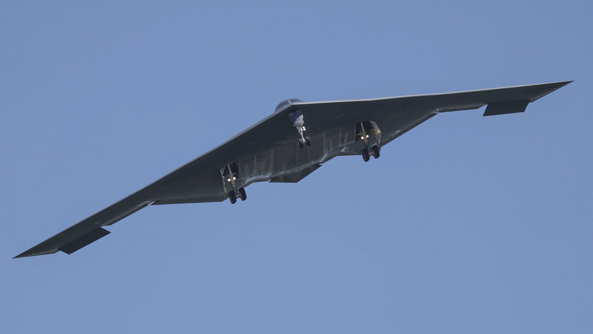 Bombarderos B-2 regresan a base tras operación