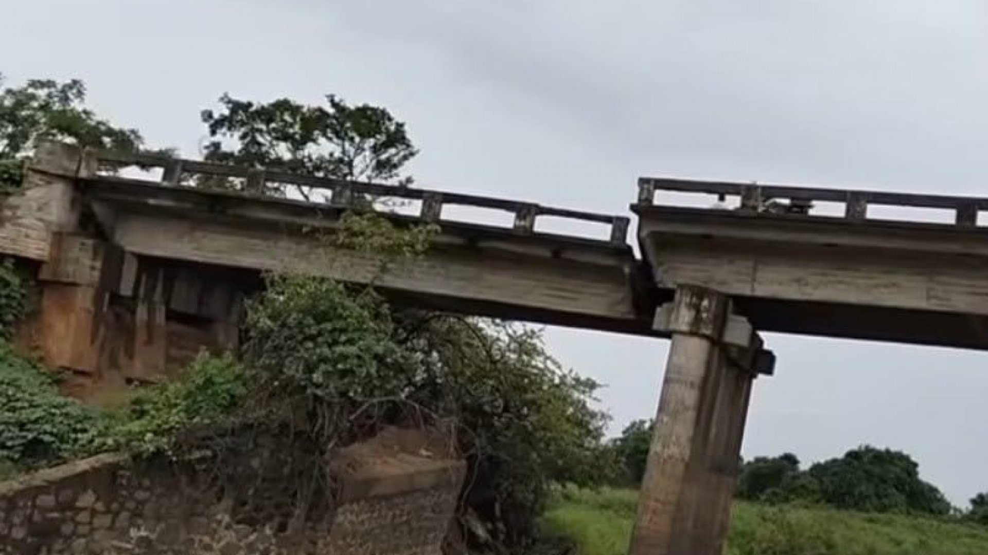 Colapso vial deja incomunicada a zona piñera del sur de Veracruz