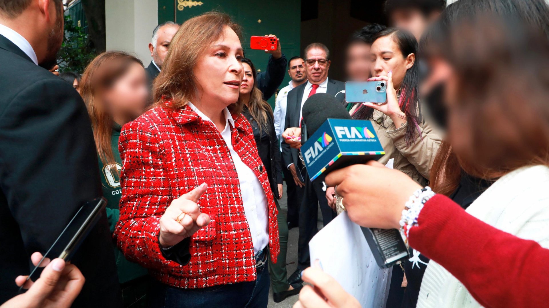 Nahle dialoga con estudiantes por conflicto en Prepa Juárez