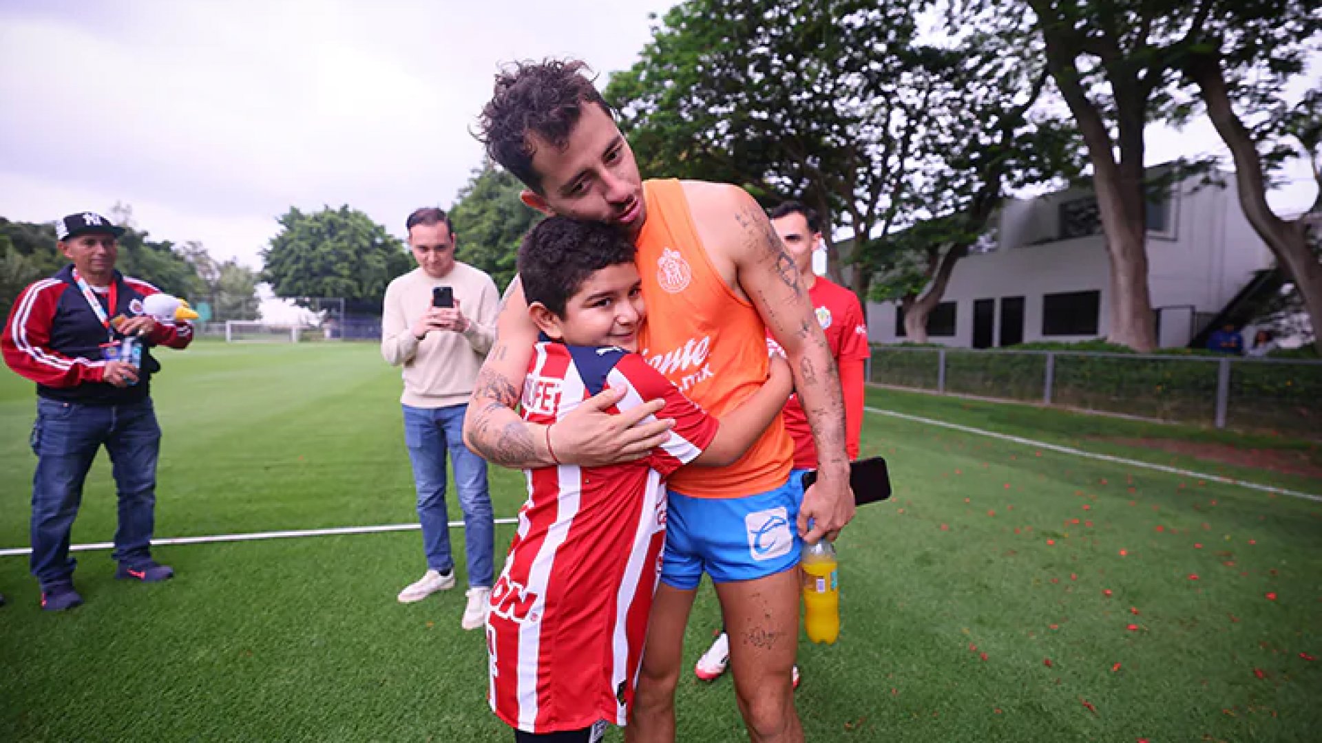 El pequeño Hernán cumple su sueño con Chivas en su cumpleaños