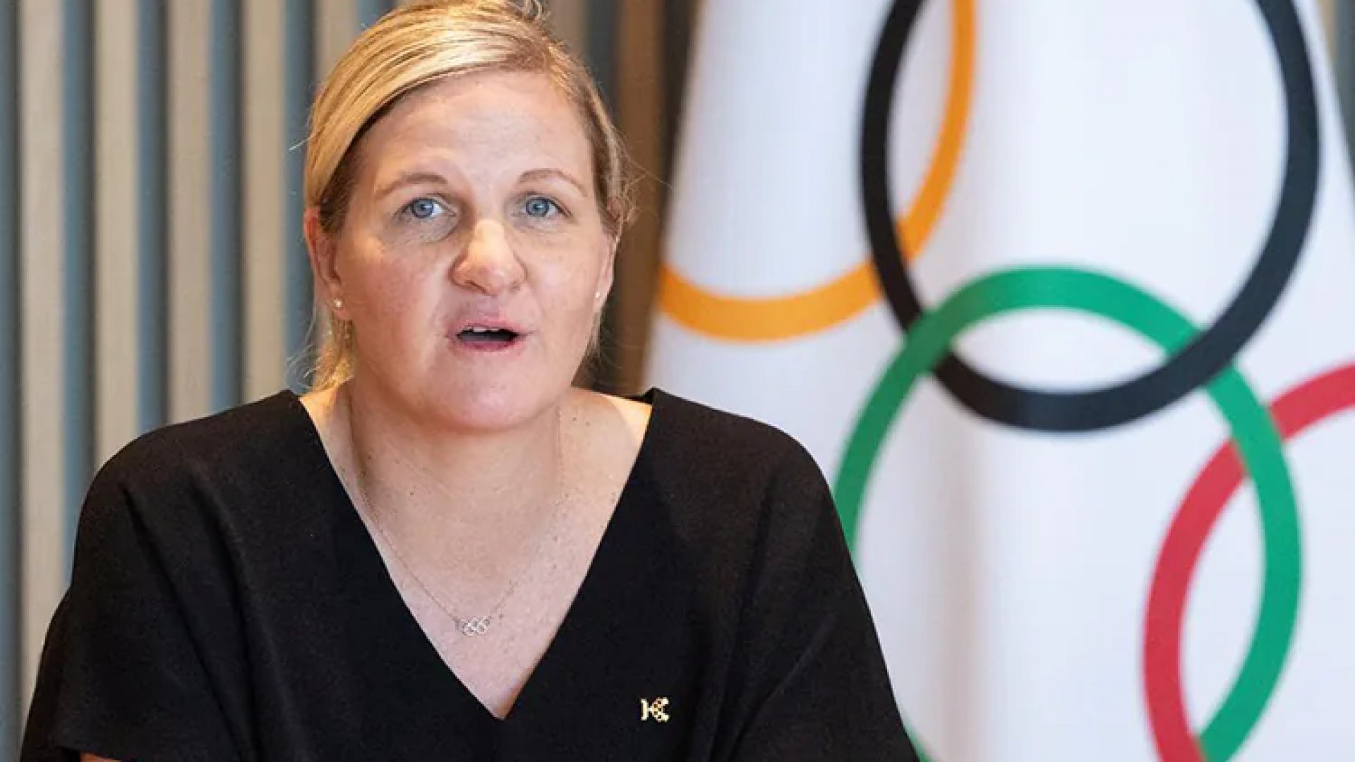 Kirsty Coventry anuncia política del COI que excluye a atletas trans de categoría femenina