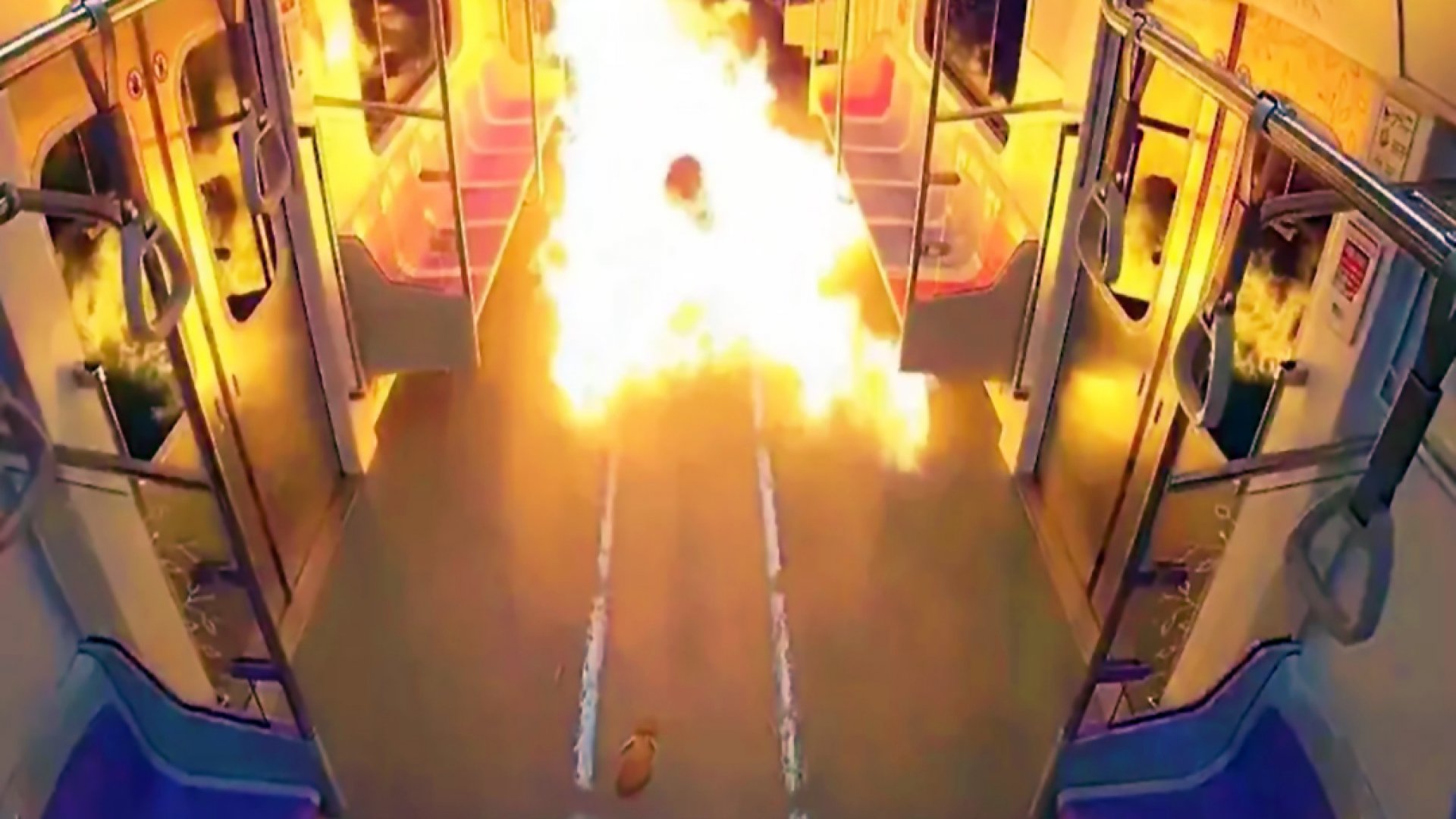 Hombre provoca incendio en vagón del metro