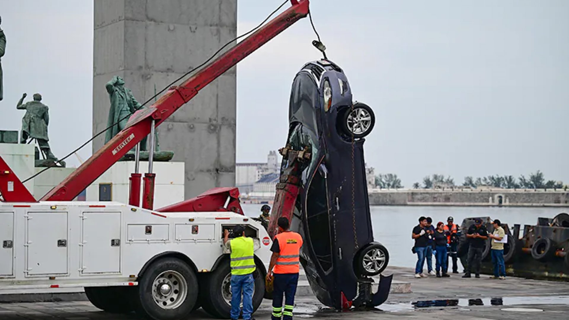 En el Malecón de Veracruz, auto cae al mar y mueren pasajeros: Los detalles salen a flote