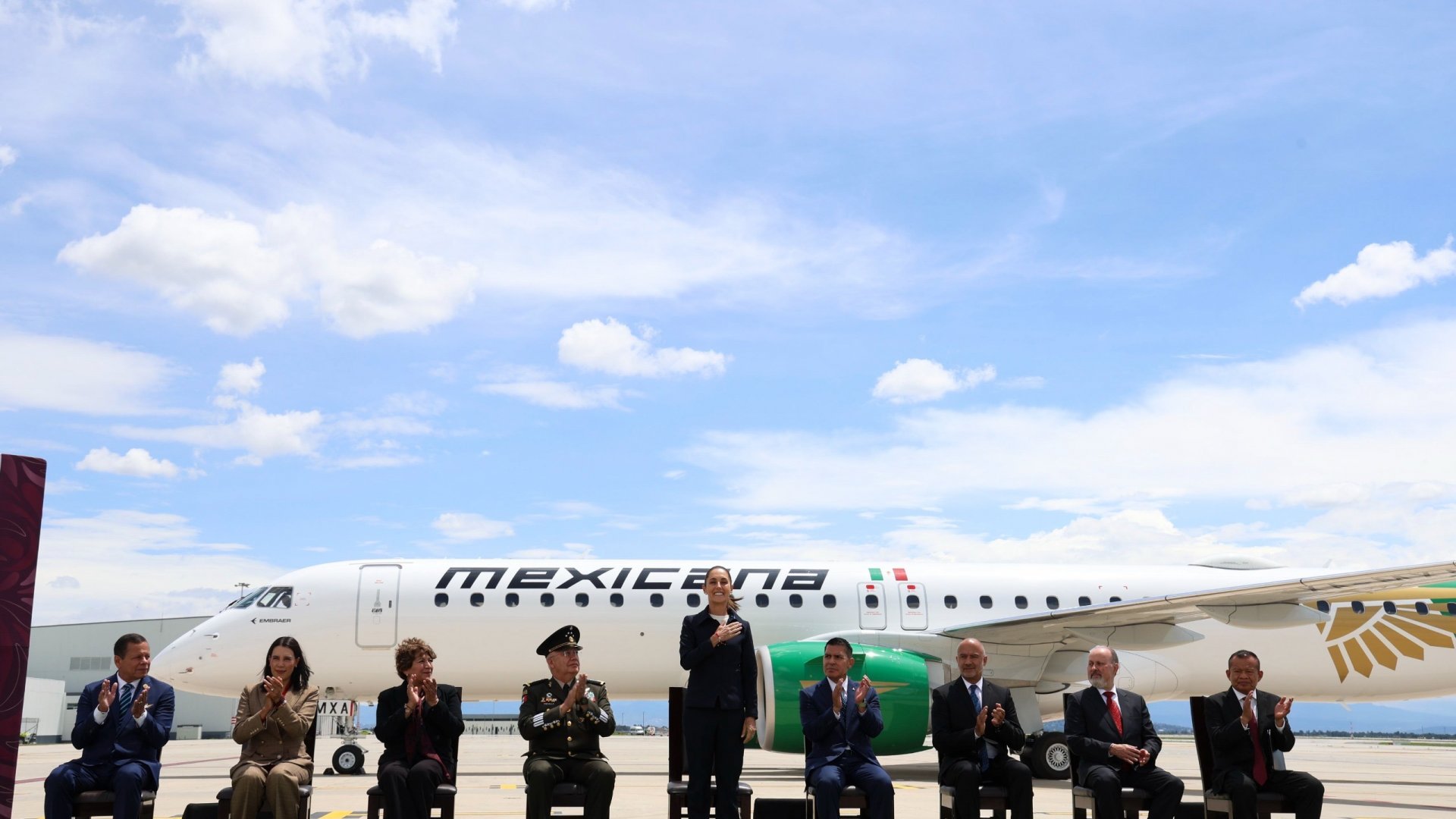 Sheinbaum recibe primer avión de Mexicana de Aviación