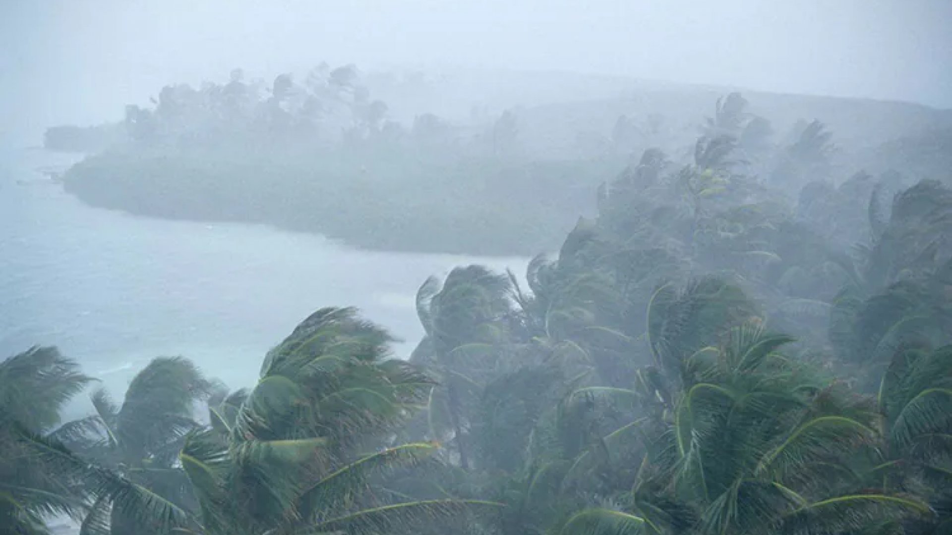 Huracán Flossie pierde fuerza, pero onda tropical 8 se aproxima con fuertes lluvias