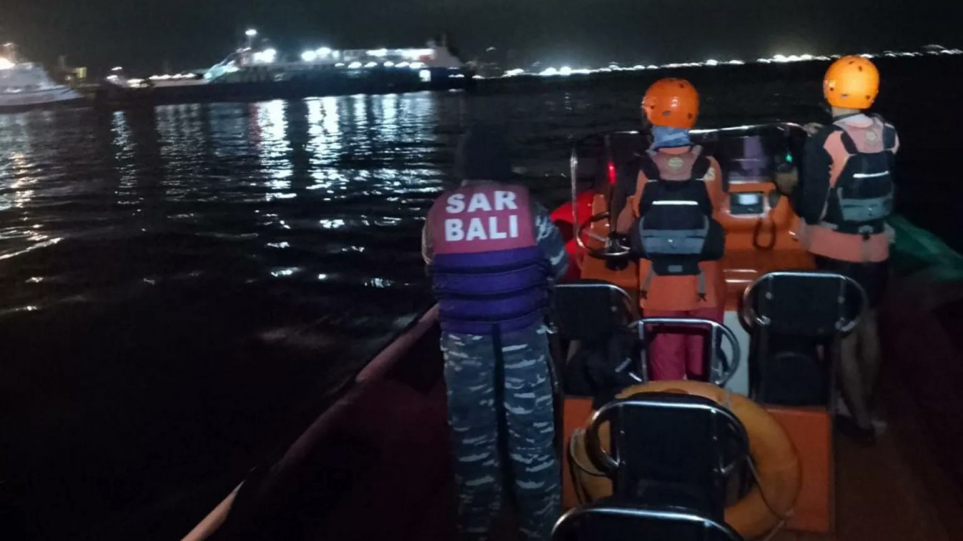 Rescatan a 20 tras hundimiento de ferry indonesio