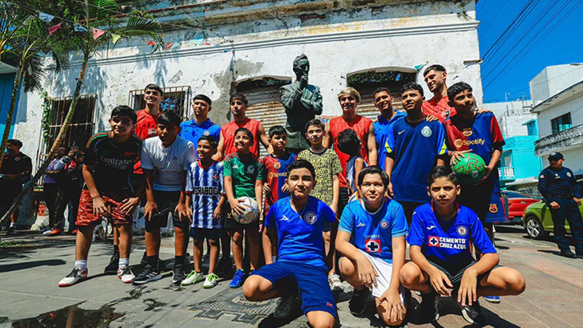 Jugadores de Cruz Azul y Newell’s se echan cascarita con niños en barrio de La Huaca, en Veracruz