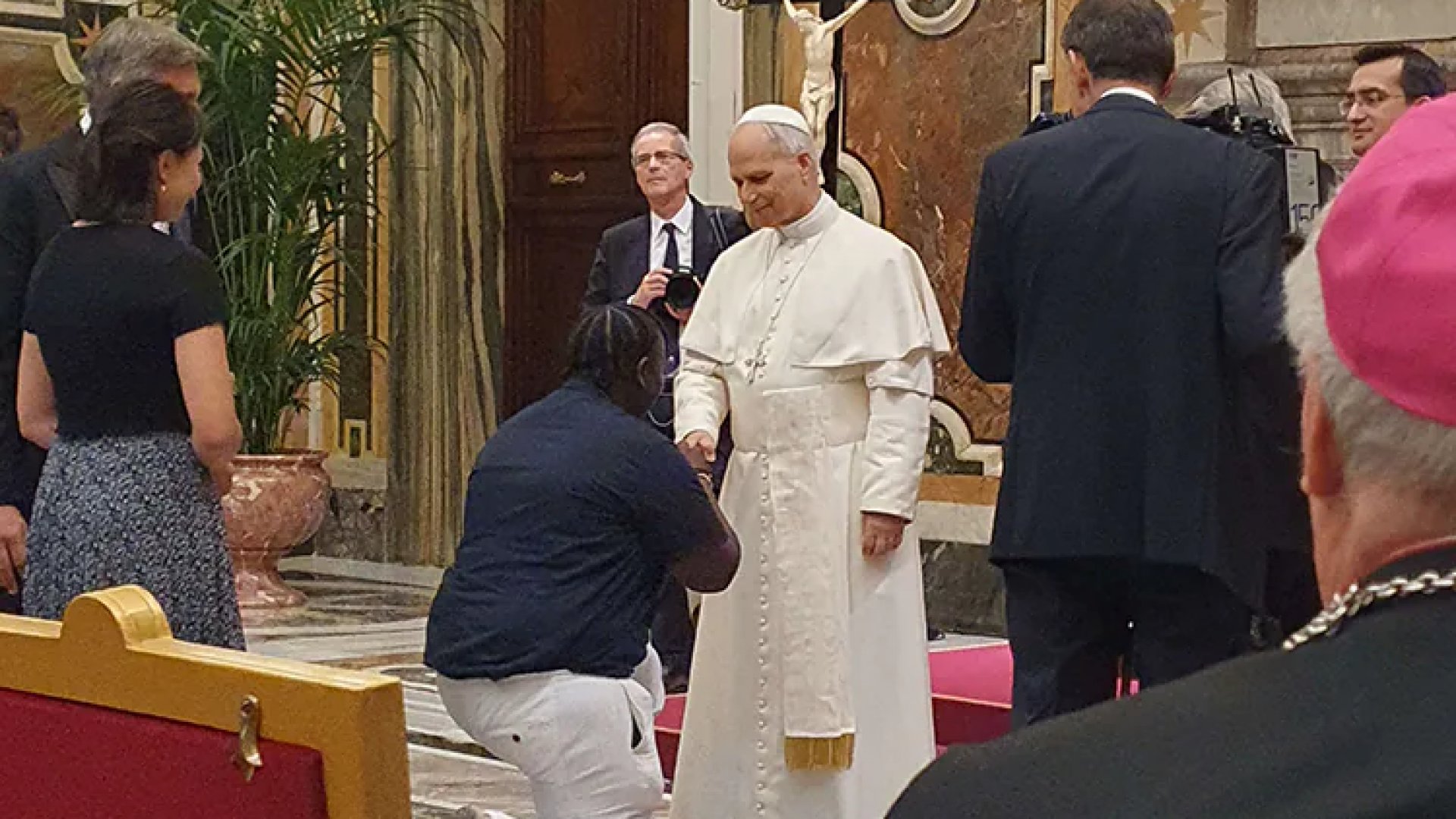 El papa León XIV firma carta de Pokemon en el Vaticano. ¿Será?