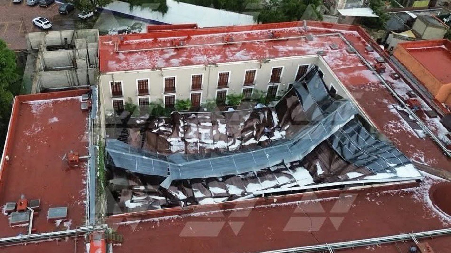 Colapsa techo de hotel en Tlaxcala por tromba con granizo