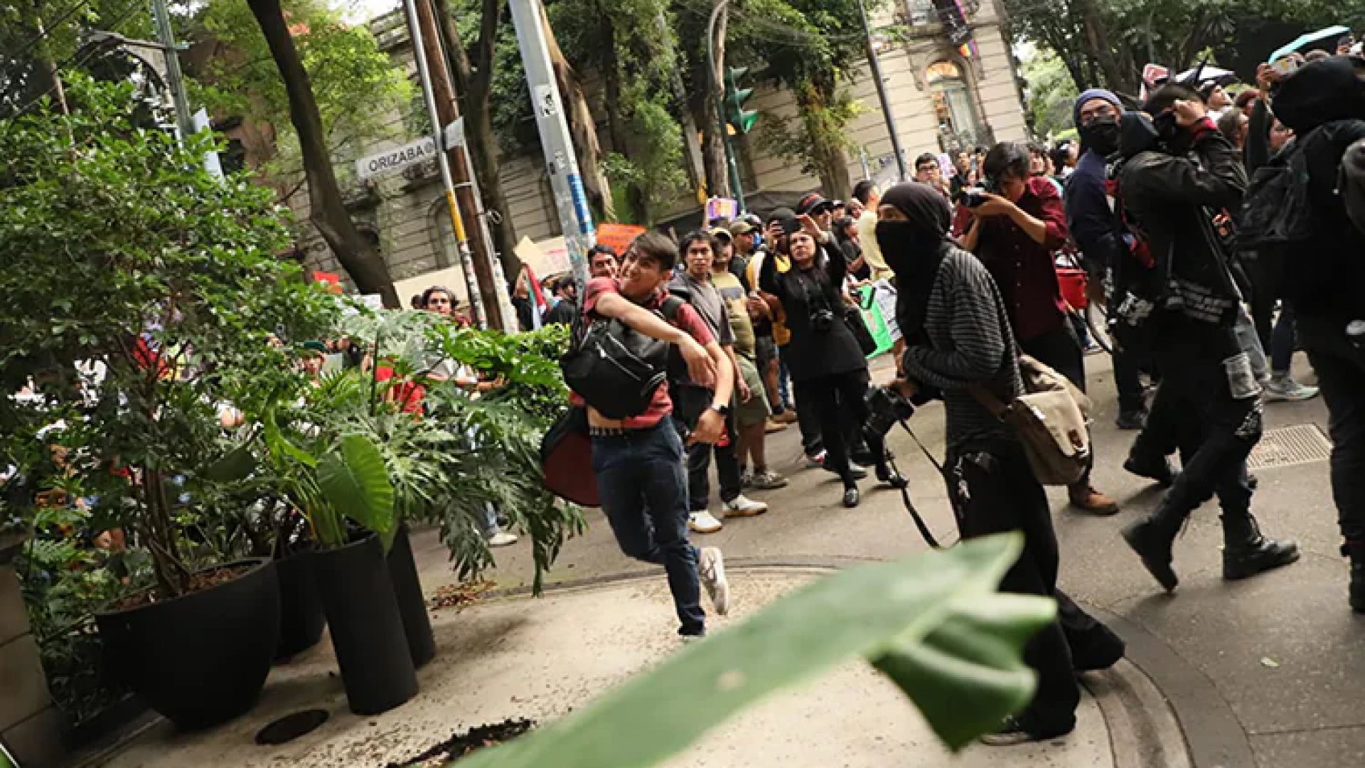 La gentrificación debe resolverse, admite Sheinbaum, pero condena xenofobia