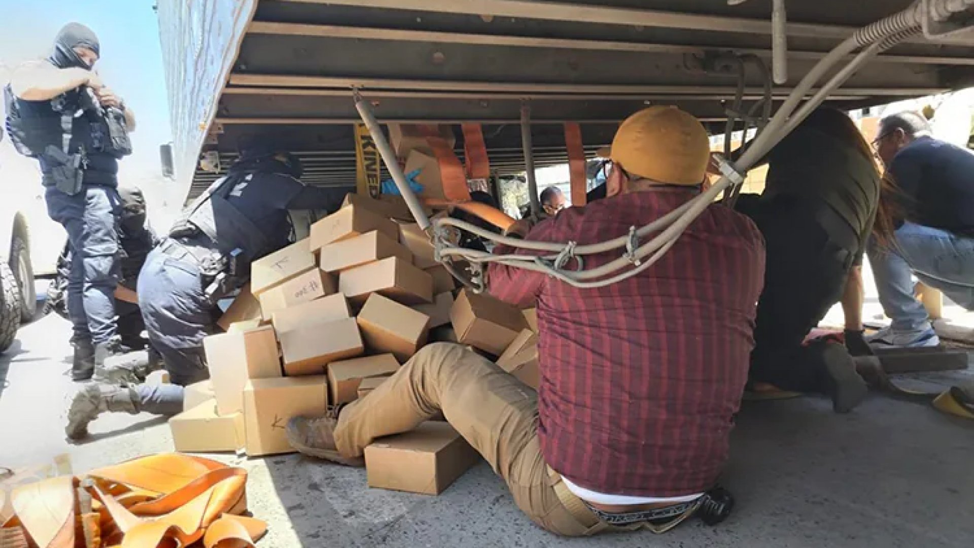 En Baja California, incautan más de mil kilos de metanfetamina en camión de tomates