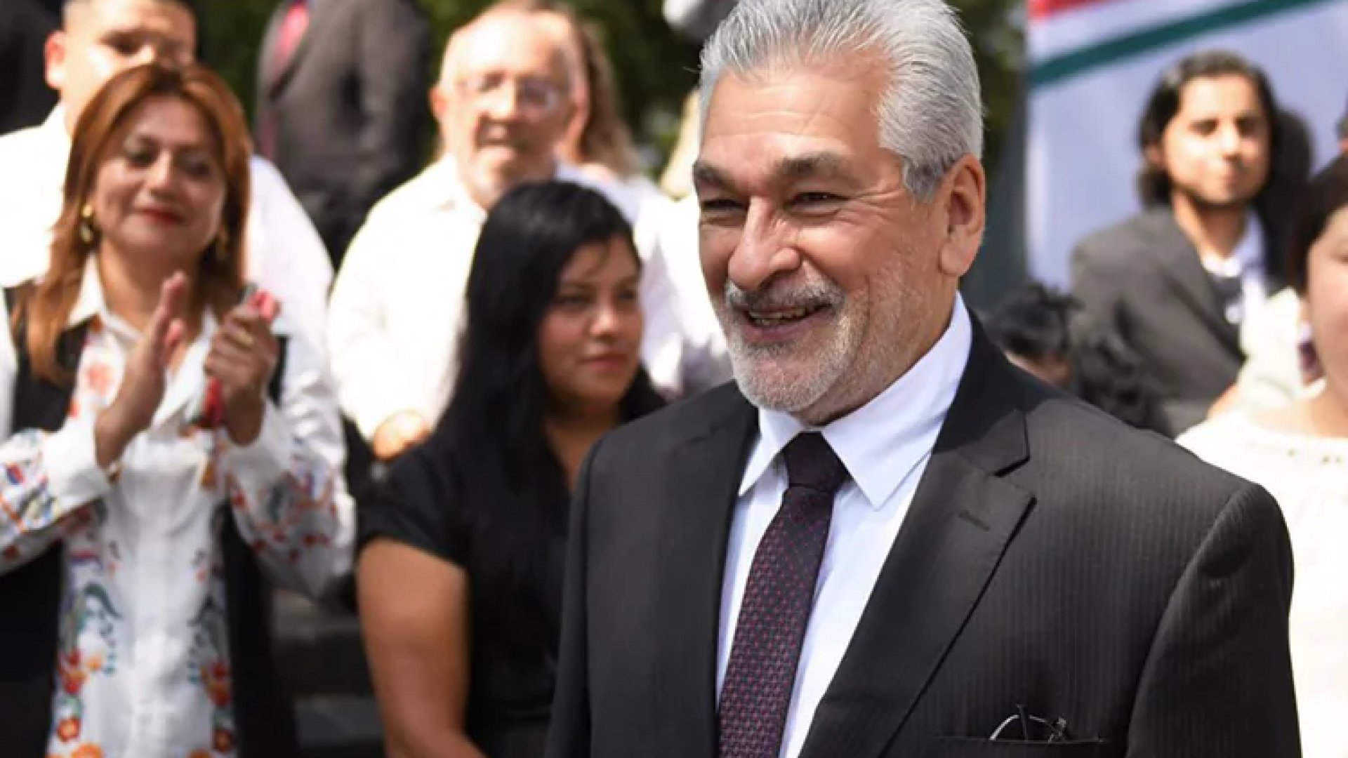Asiste Alberto Islas a izamiento de la bandera nacional