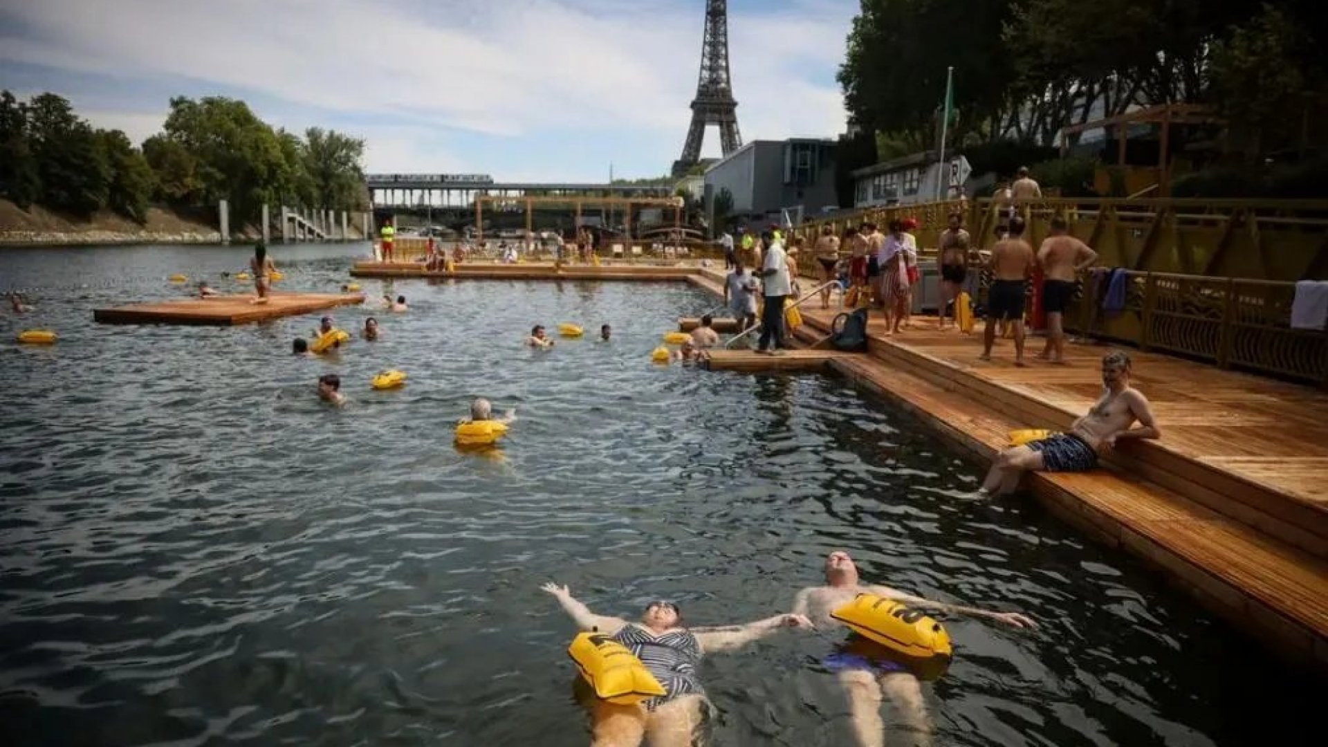 París permite nadar en el Sena tras 100 años