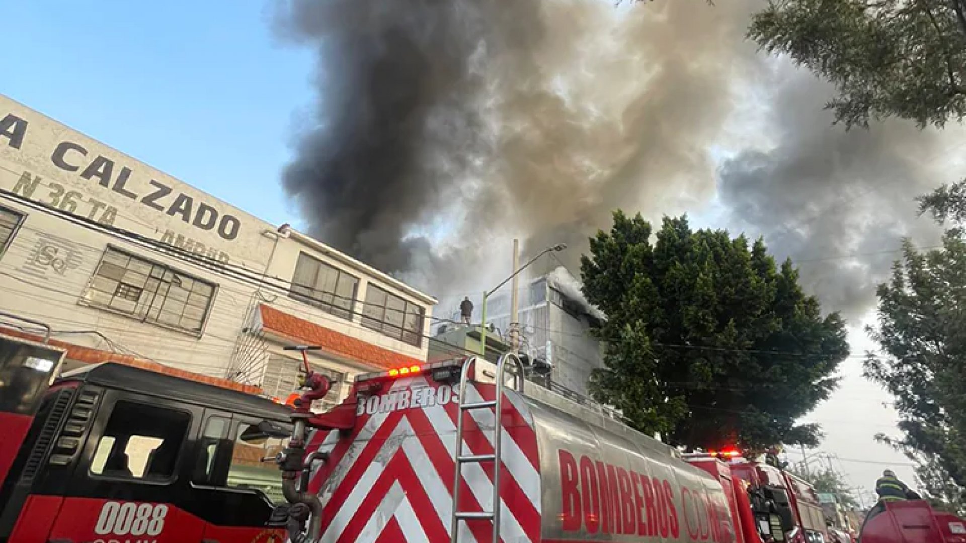Fuerte incendio consume bodega en la colonia Morelos de la CDMX