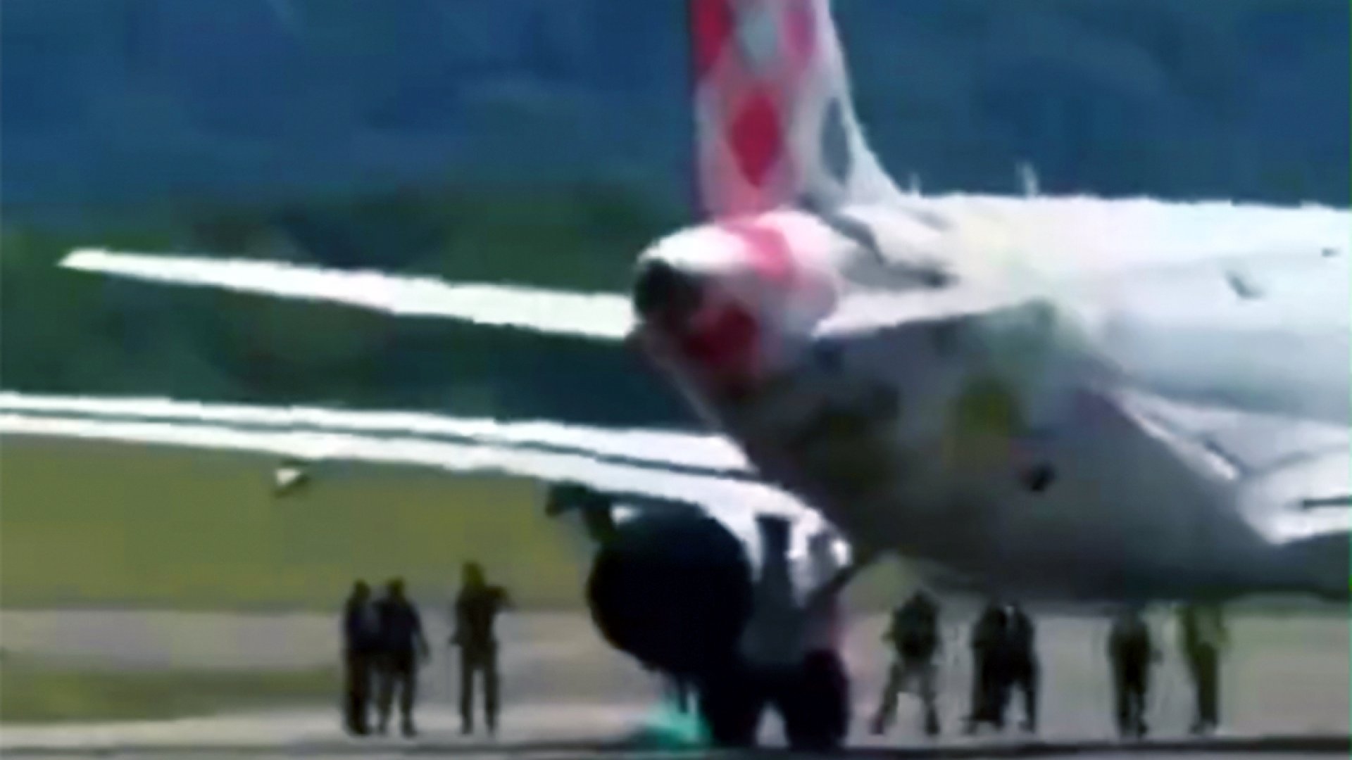 Hombre muere succionado por motor de avión