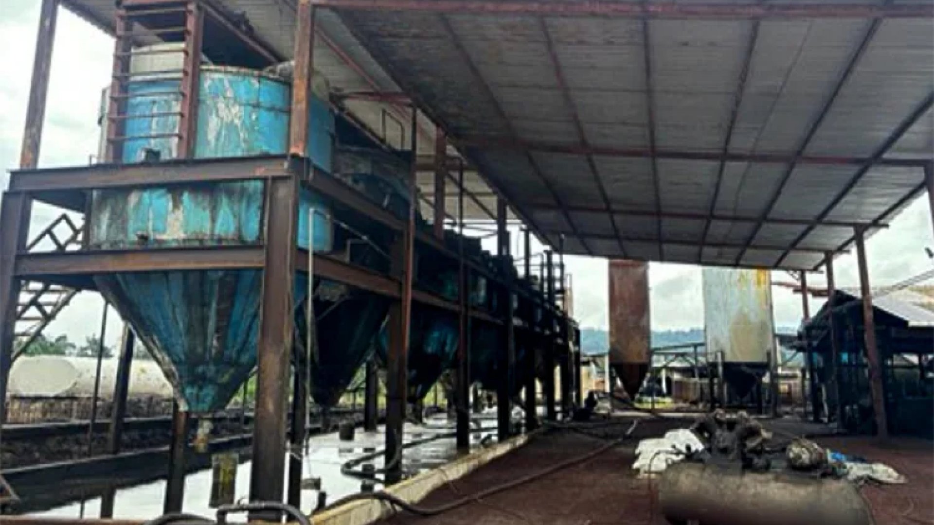 En Las Vigas, Veracruz, FGR asegura 933 mil litros de hidrocarburo