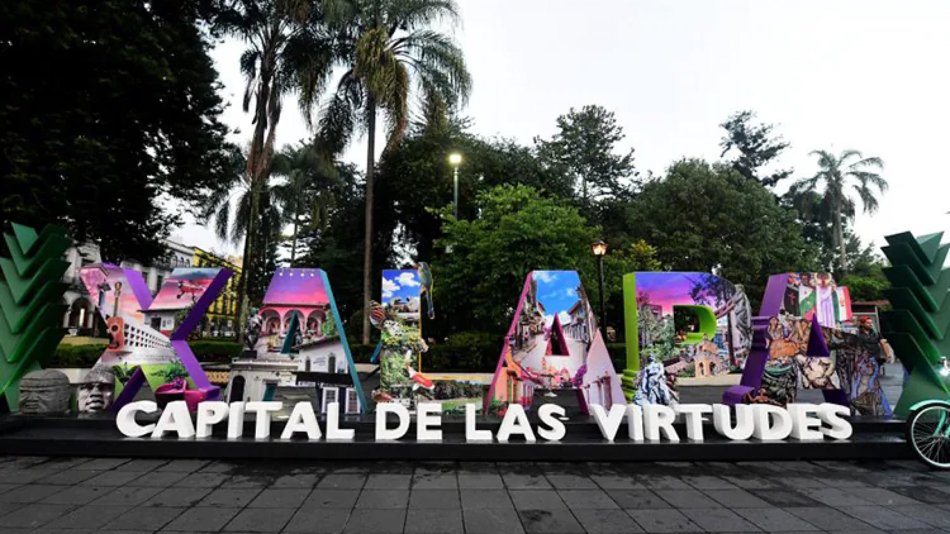 FOTOS | Develan letras turísticas de Xalapa en el parque Juárez