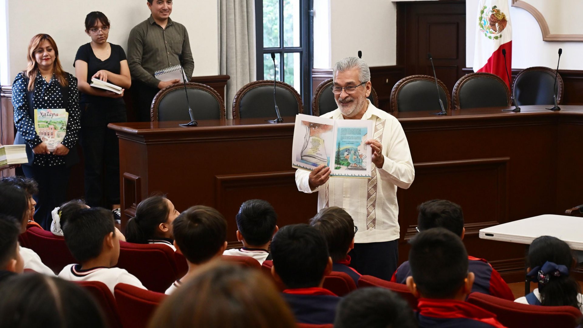 Recibe Alberto Islas a alumnado de la Primaria “Graciano Valenzuela”