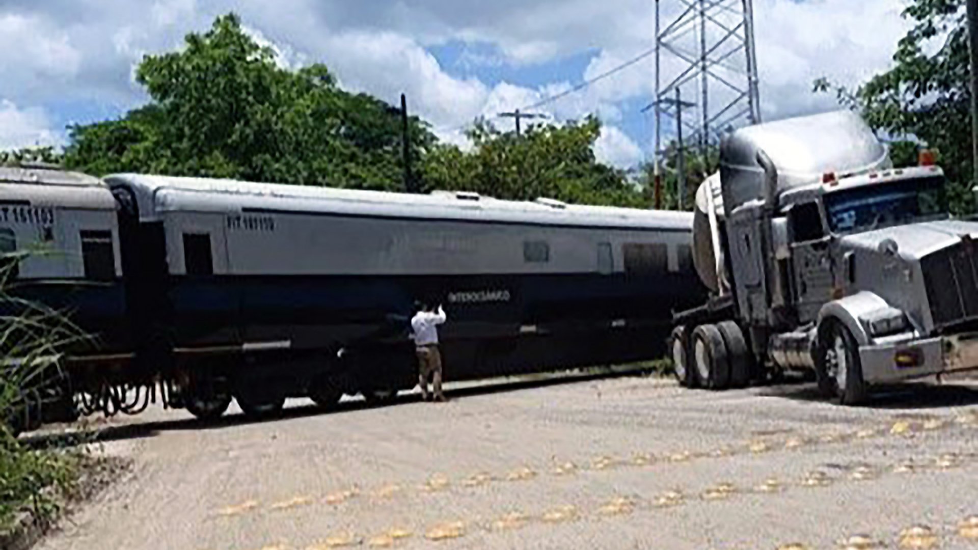 Tren Interoceánico choca con tráiler en Tabasco