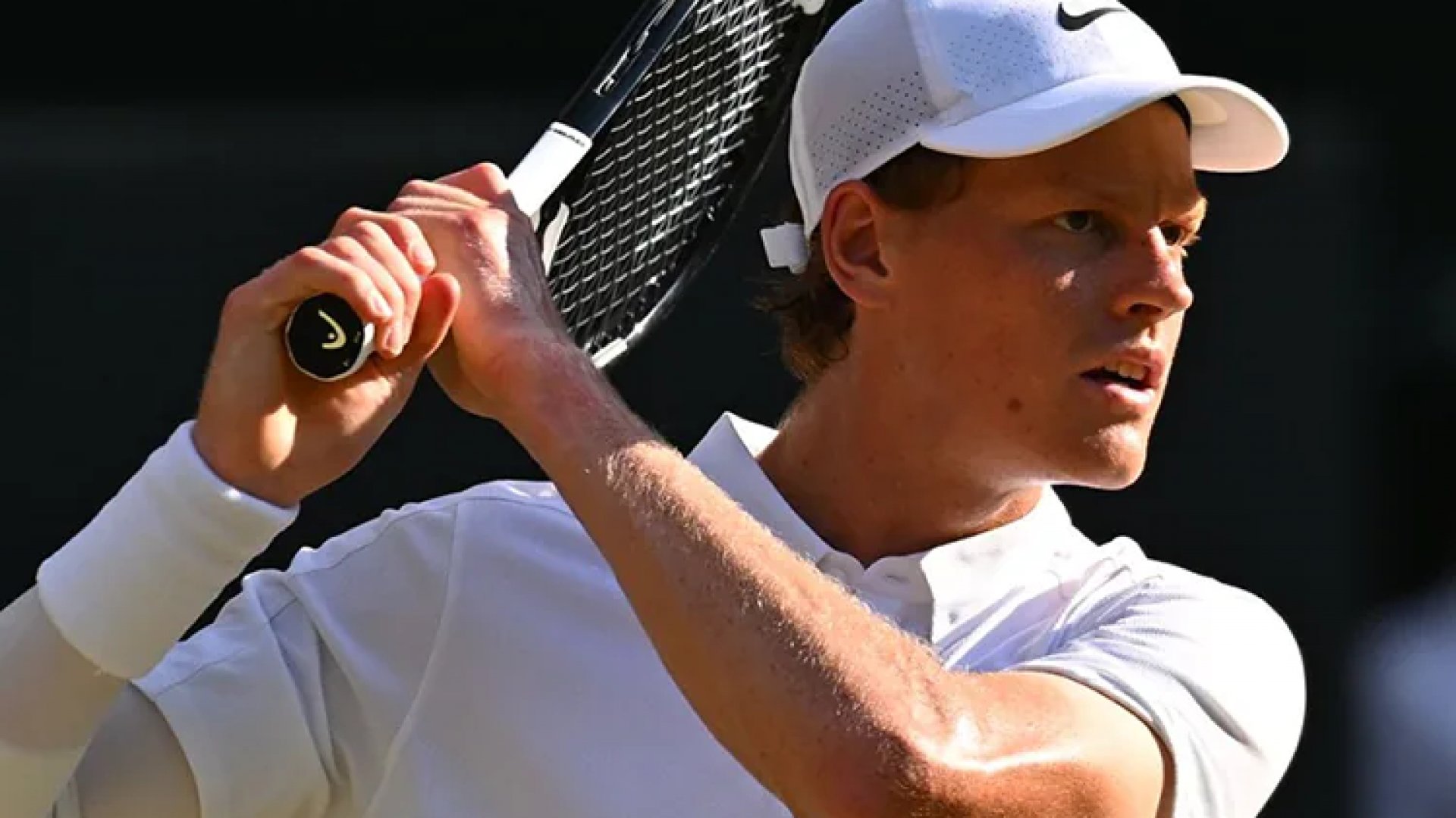 Jannik Sinner arrasa a un mermado Djokovic y avanza a la final de Wimbledon