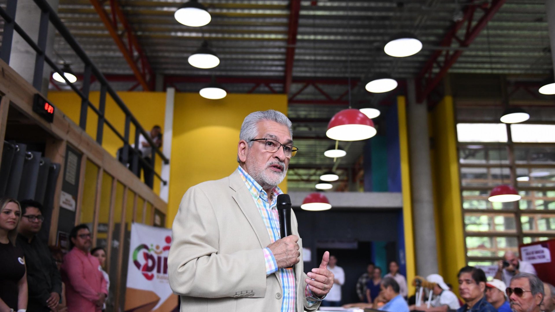 Entrega Alberto Islas, prótesis y apoyos funcionales a personas con discapacidad