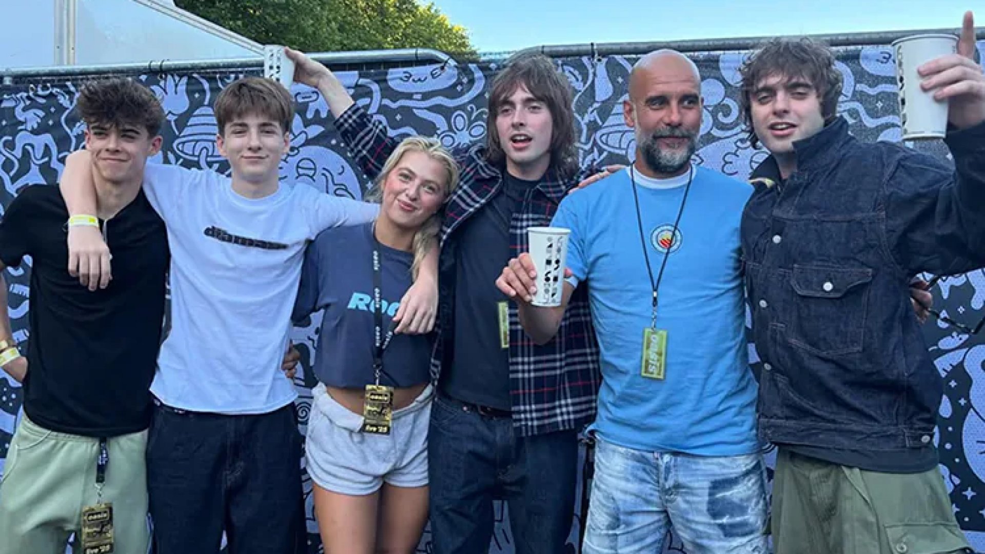 Pep Guardiola celebra en el regreso de Oasis… ¡Con los Gallagher!